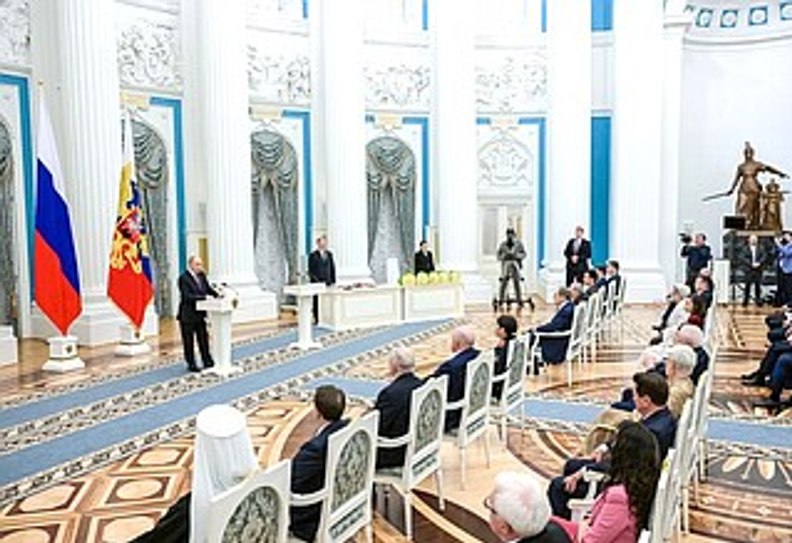 Президент России вручил государственные награды