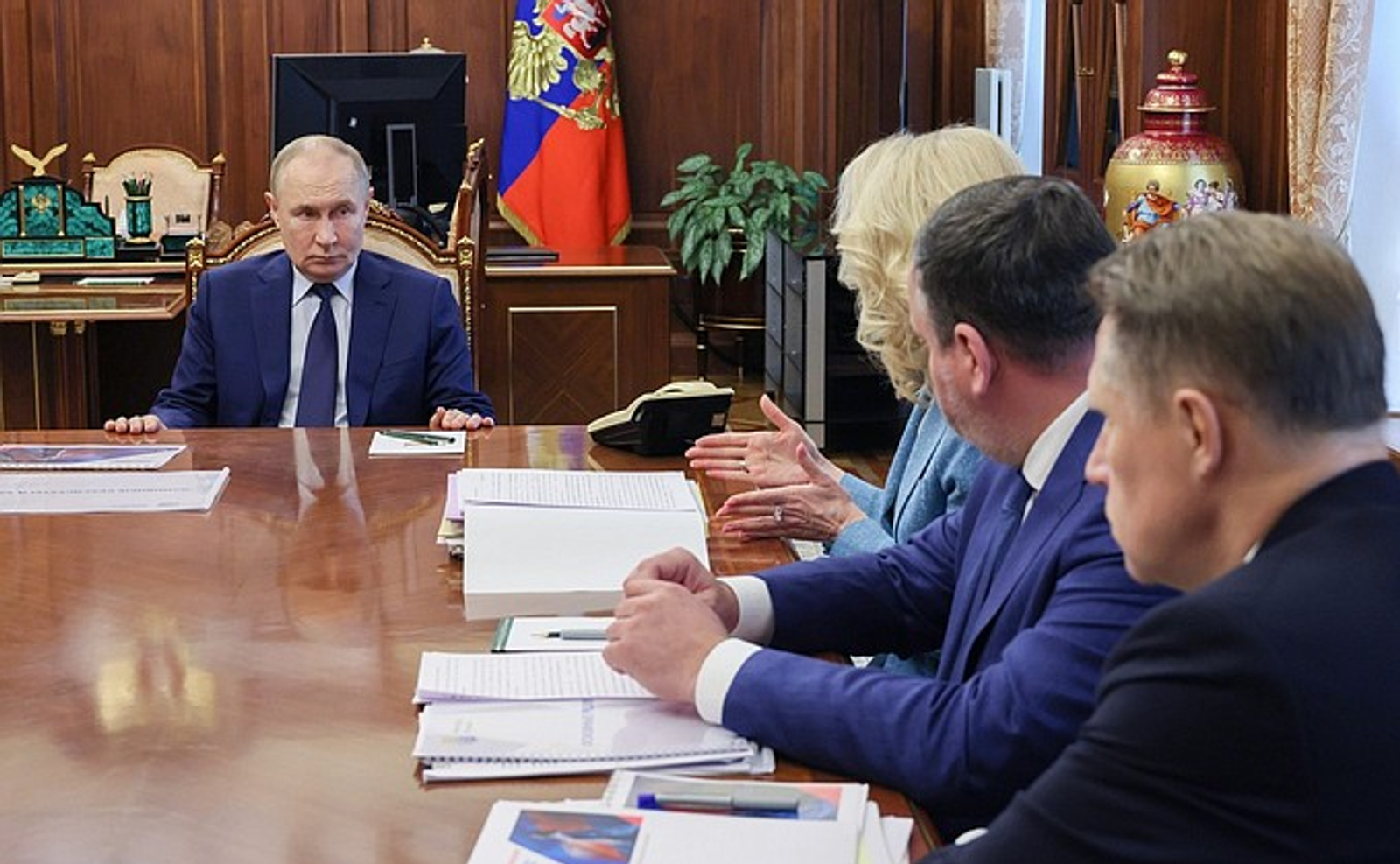 Владимир Путин провёл совещание по социальным вопросам