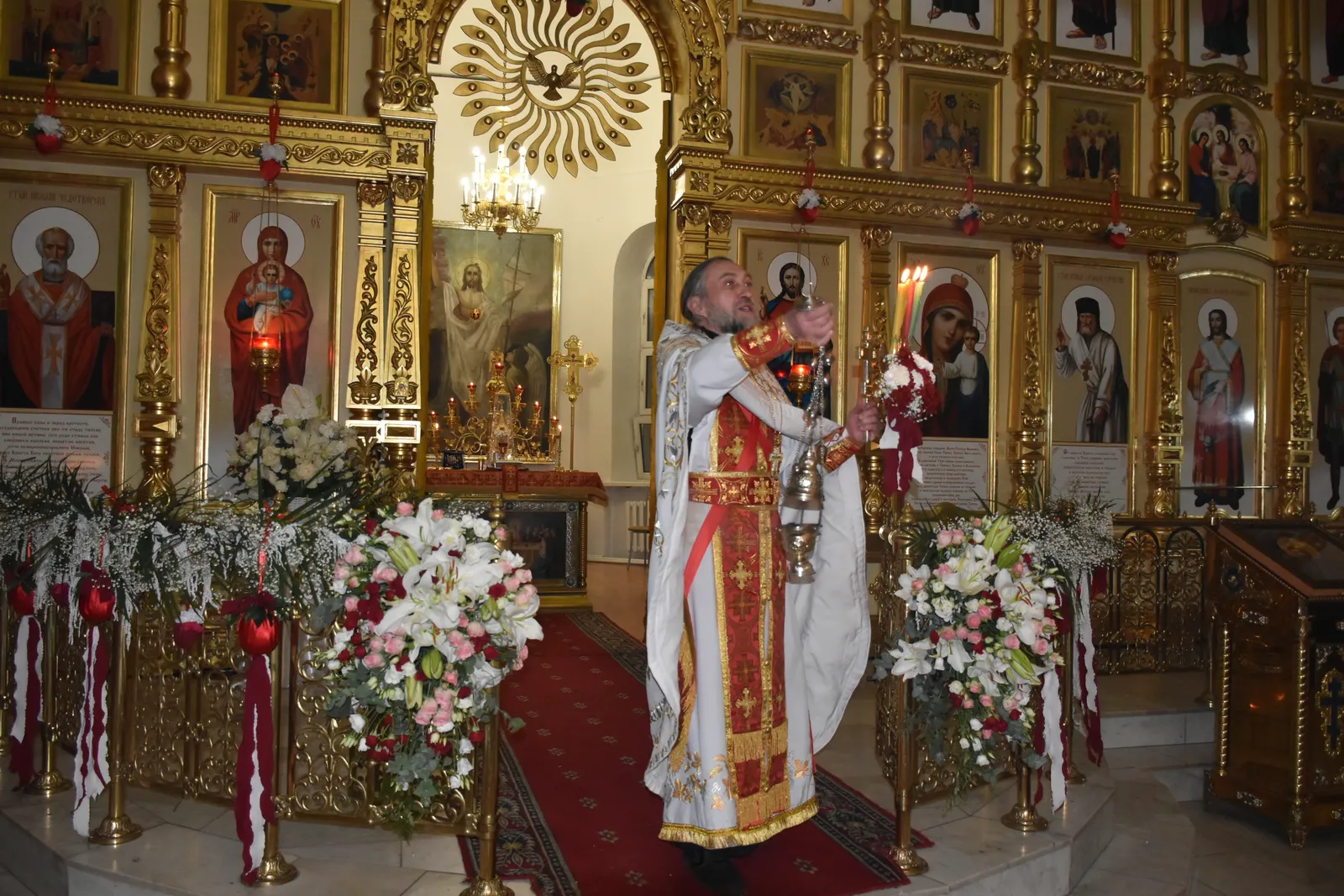 В храме Мелеуза в ночь на воскресенье православные встретили Пасху Христову