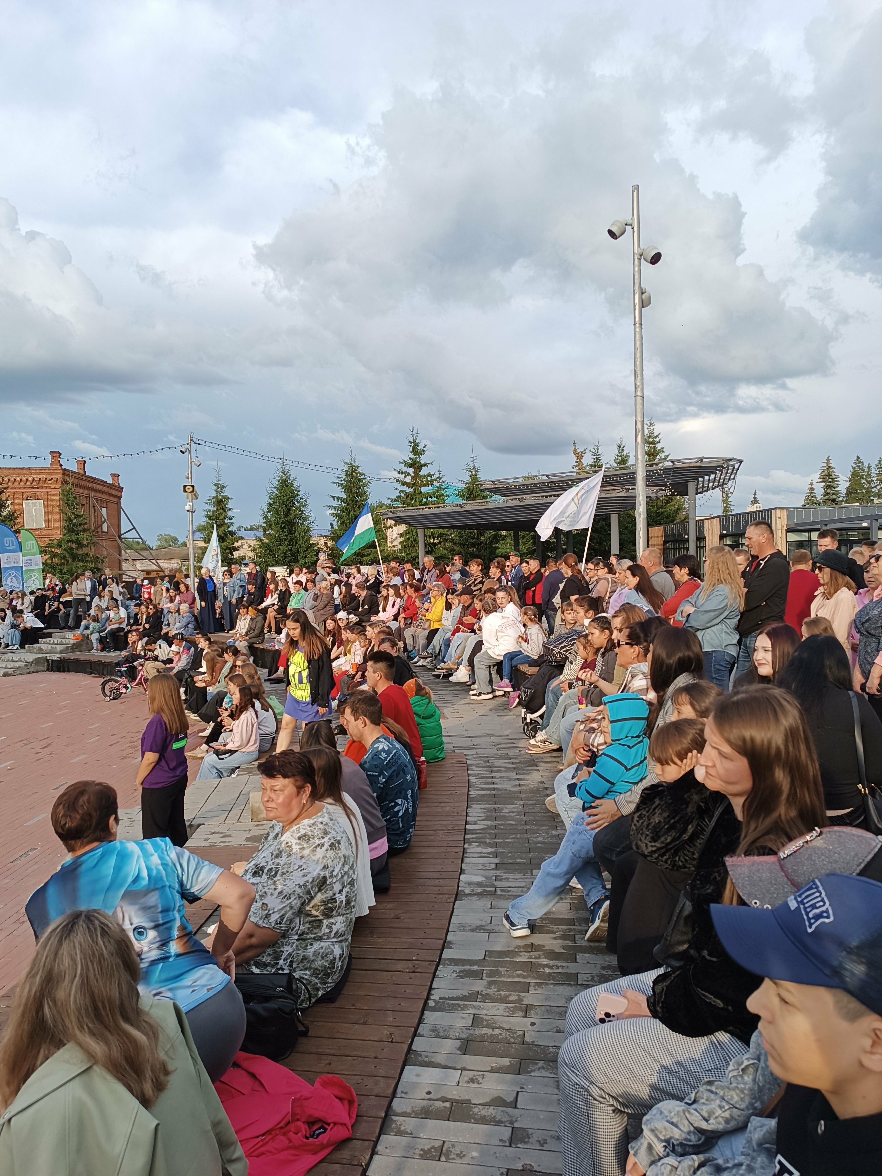 В Мелеузе отметили День молодёжи с наградами и концертом