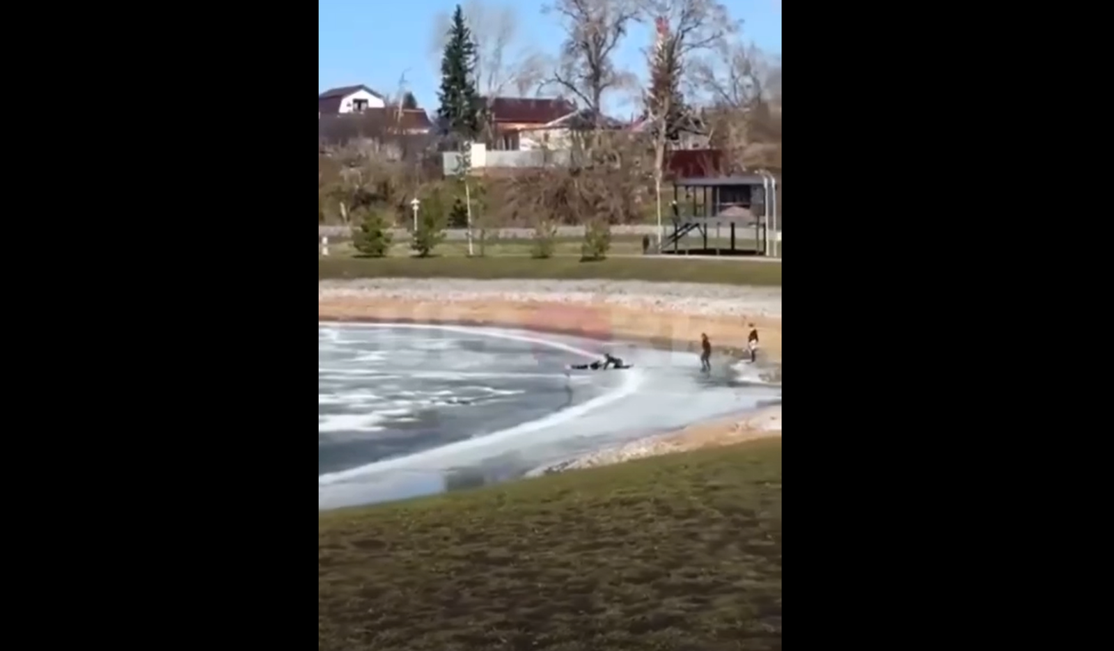 В Уфе школьница провалилась под лёд, пытаясь спасти уснувшего рыбака