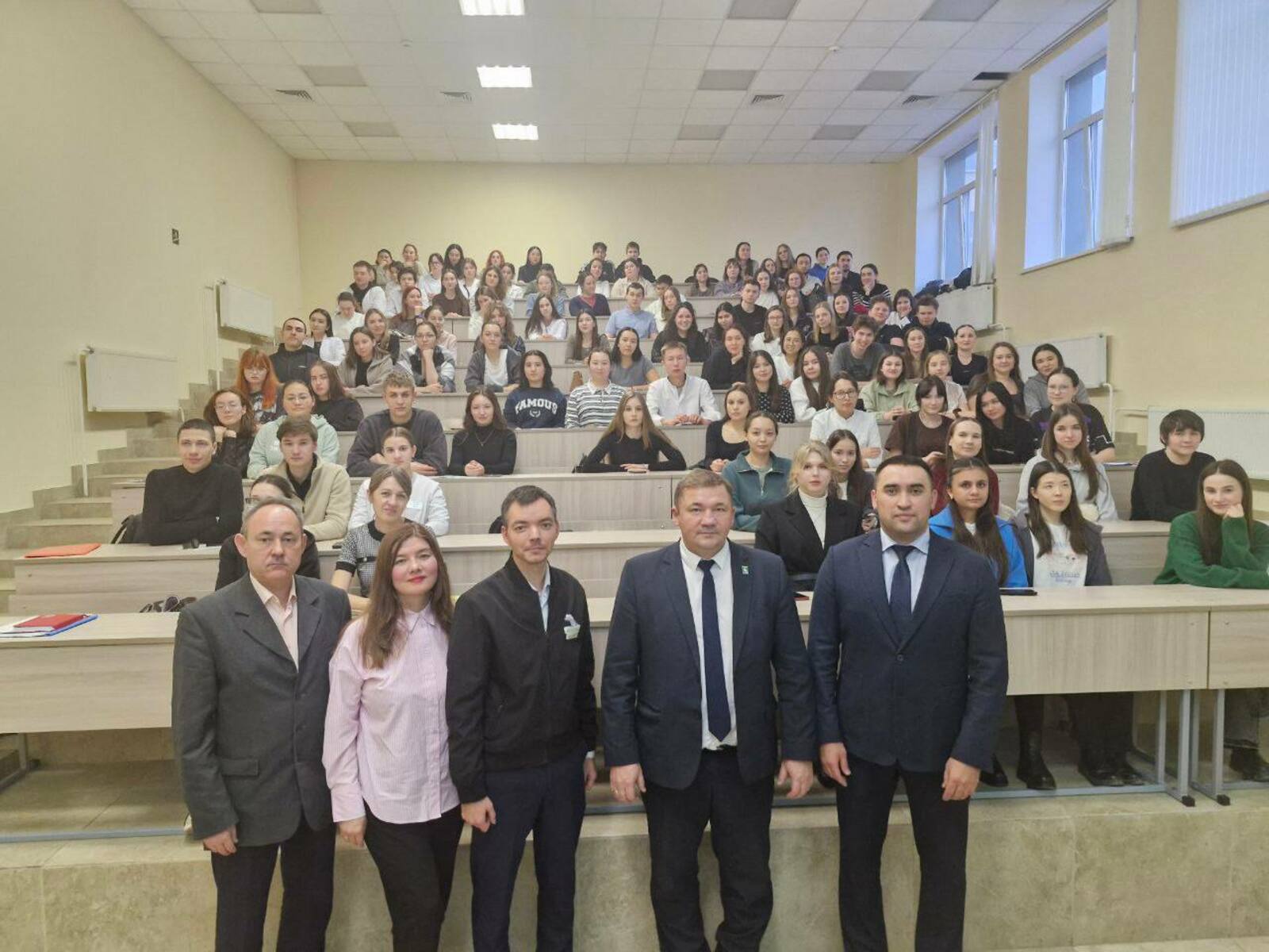 Глава Мелеузовского района встретился со студентами-медиками