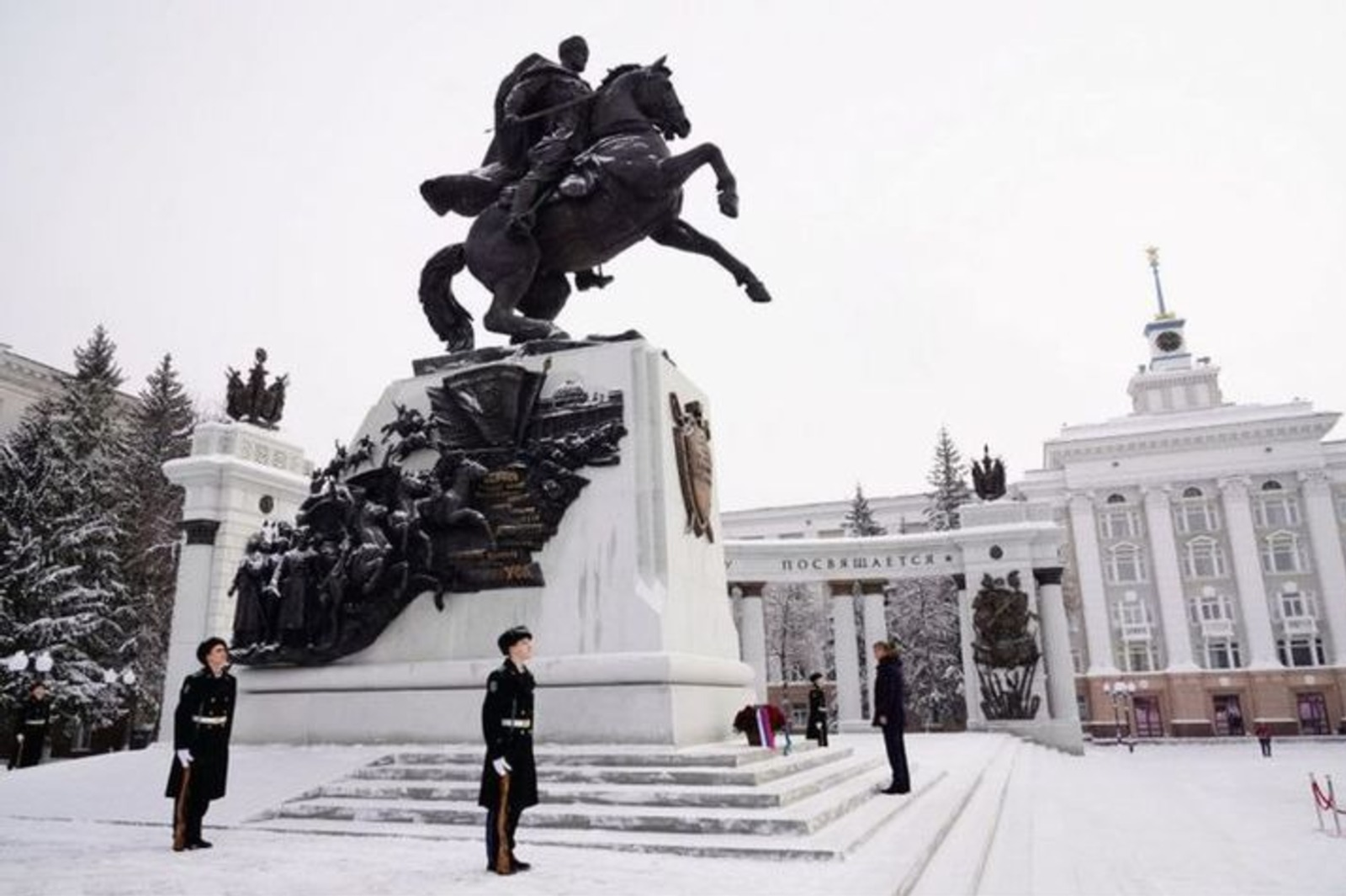 В Уфе временно отменили почетный караул у памятника Шаймуратову