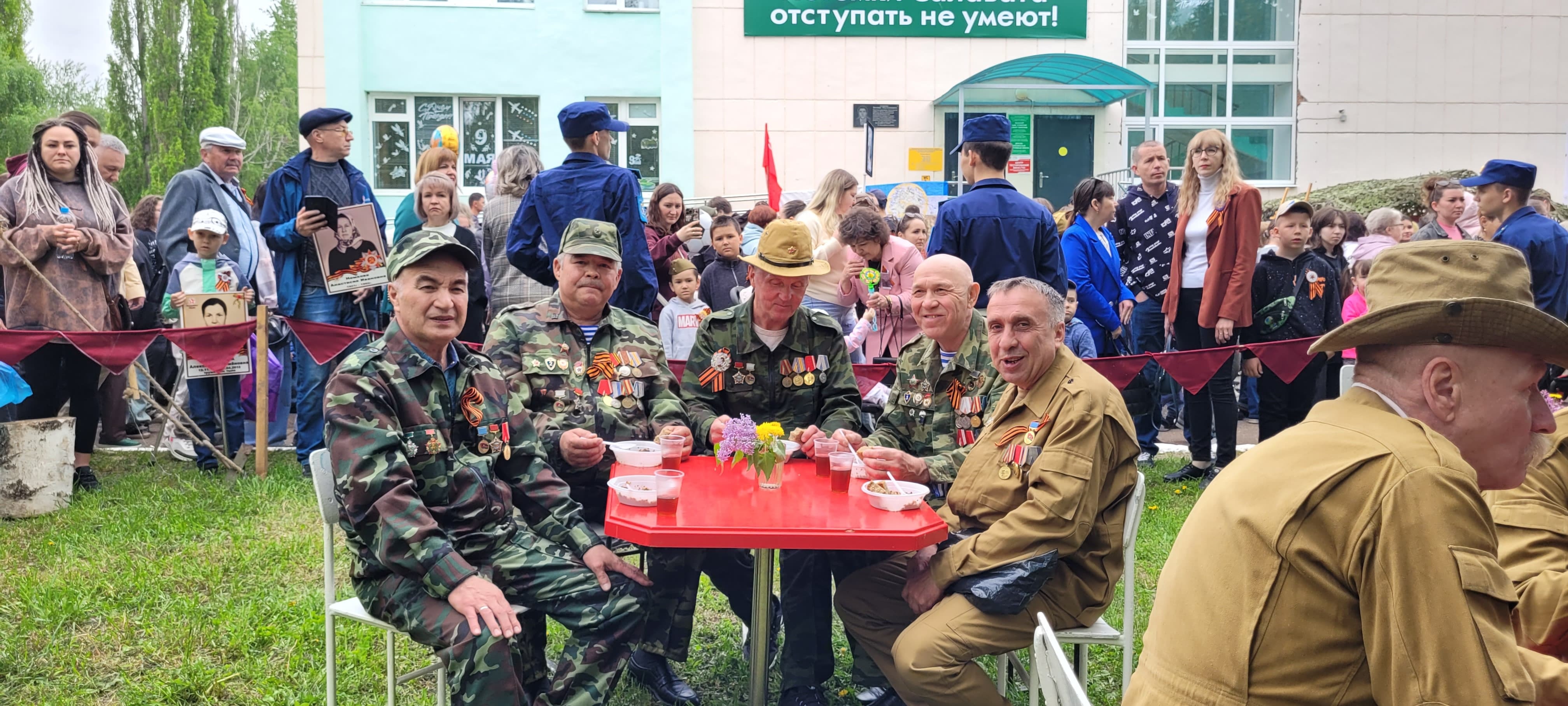 «На привале» с ветеранами: Мелеуз отметил 80-летие Победы теплом воспоминаний