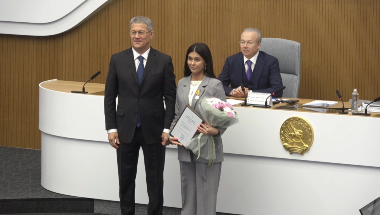 Радий Хабиров вручил медаль «За вклад в укрепление обороны Российской Федерации»