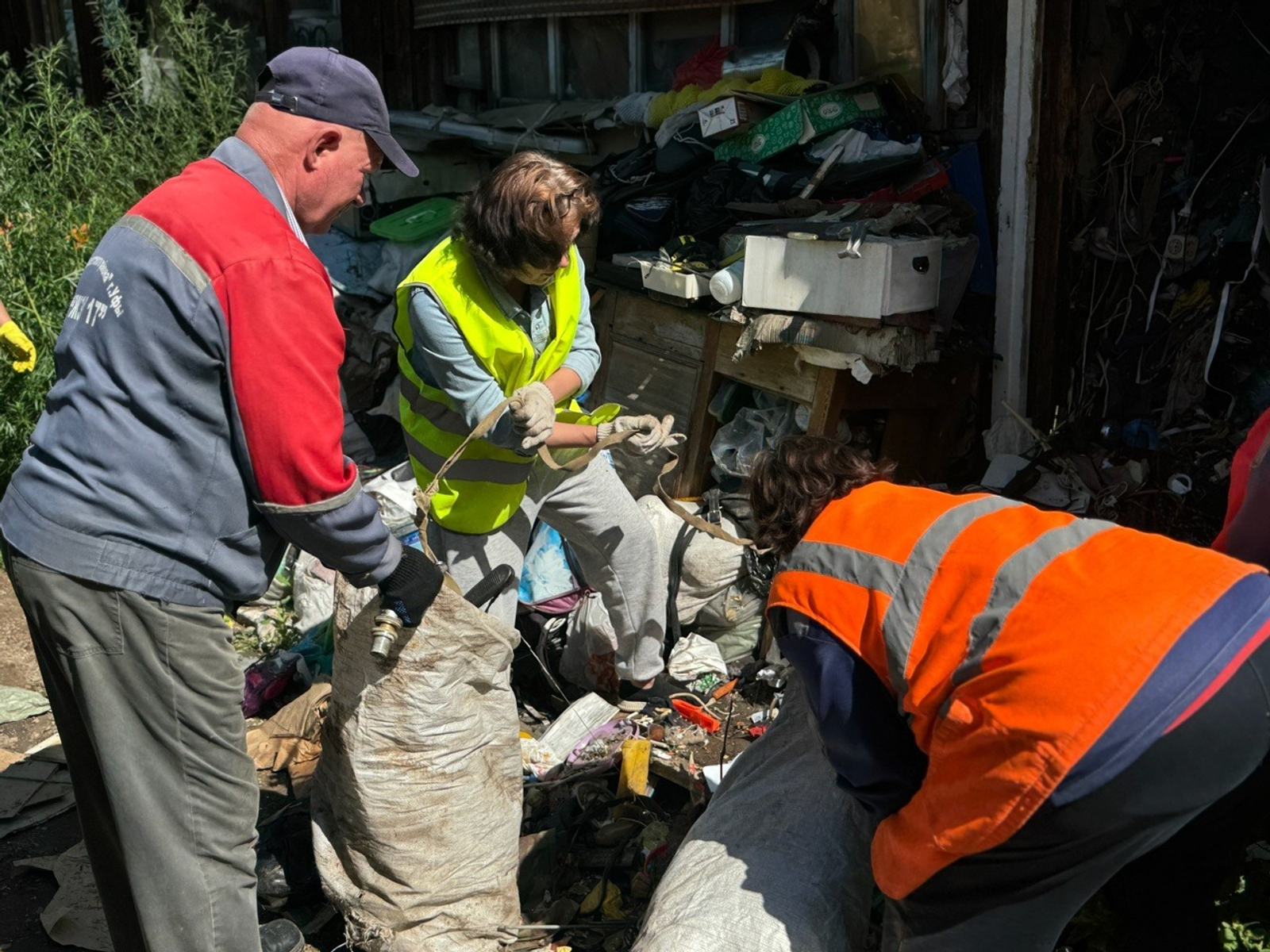 В Башкирии судебные приставы вывезли из дома пенсионера 10 грузовиков мусора