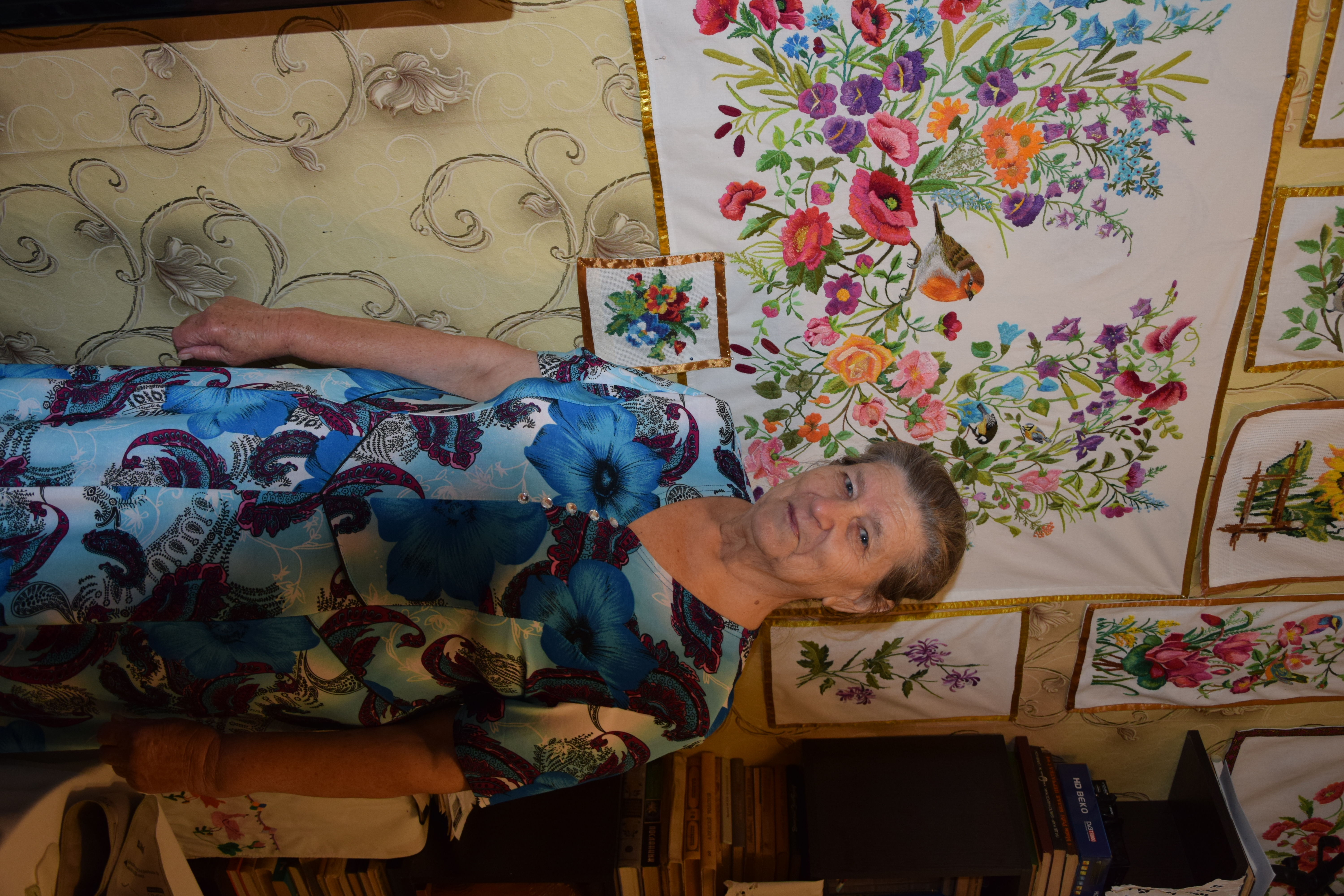У пенсионерки из Мелеуза Нины Крышко дома разместилась галерея из вышитых полотен