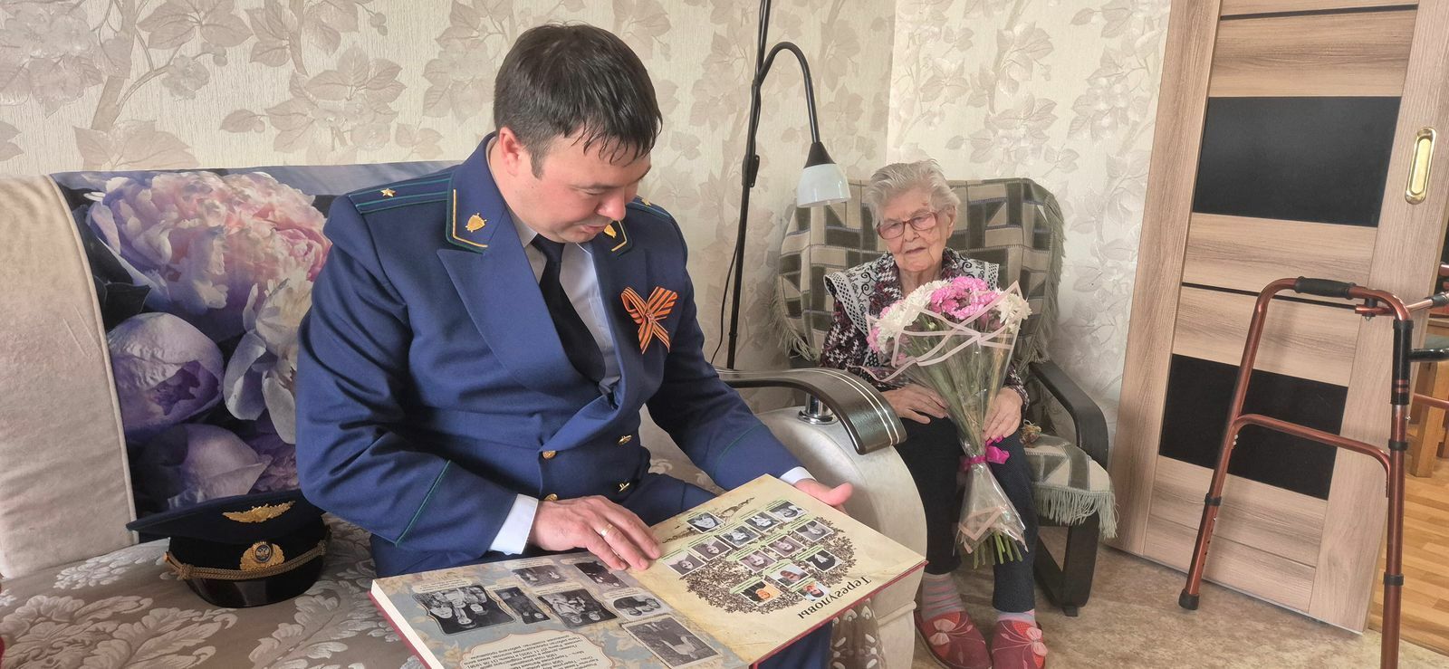 Работники прокуратуры посетили в Мелеузе вдову прокурора, ветерана войны