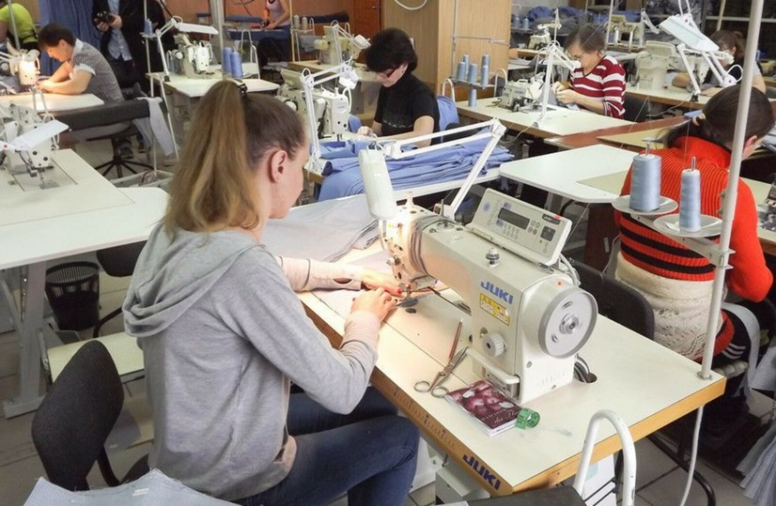 Швейные фабрики платье. Швейный цех. Мини Швейный цех. Швейная промышленность. Оборудование для швейного цеха.