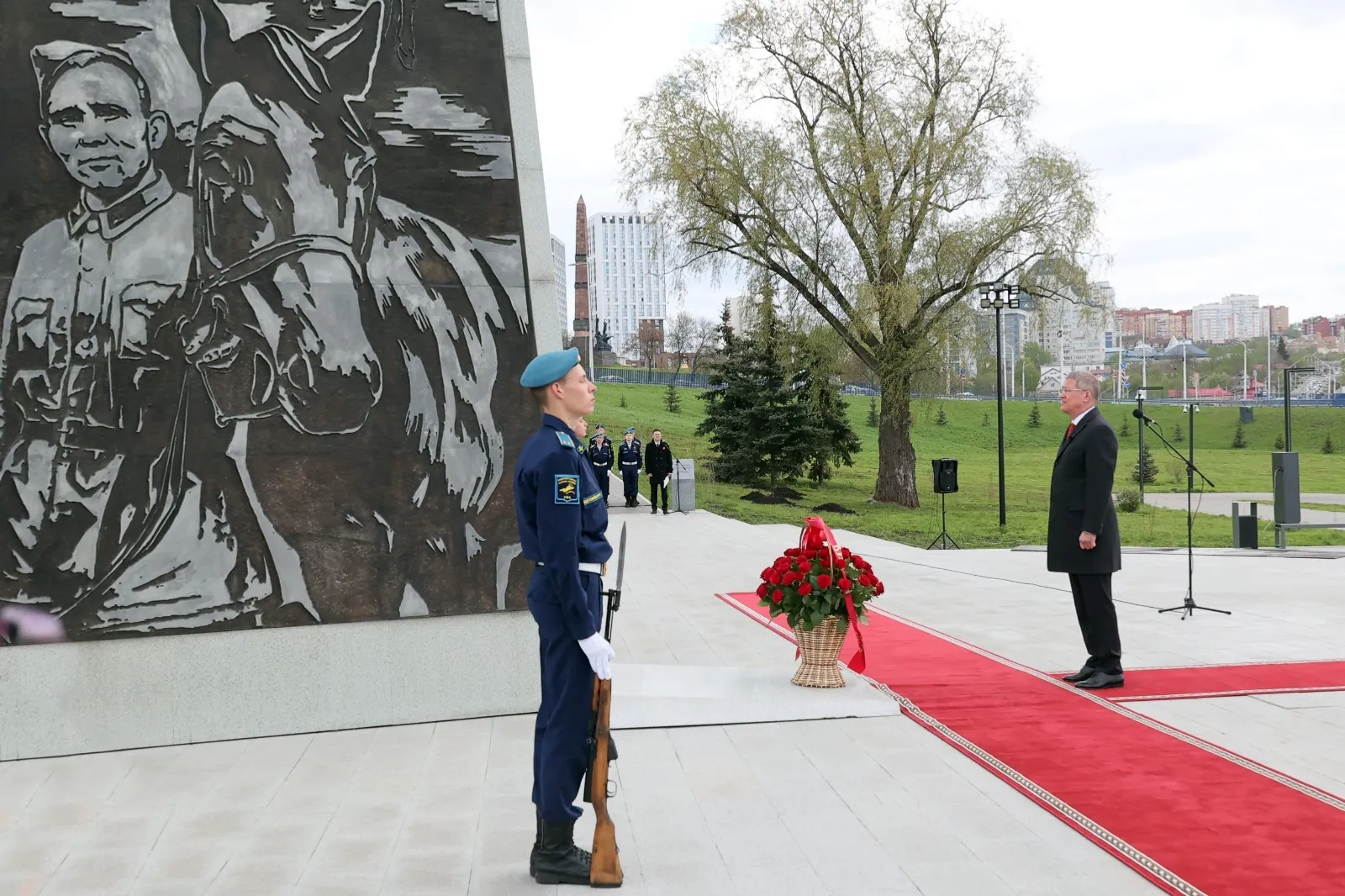 Глава Башкирии возложил цветы к стеле «Уфа - город трудовой доблести»
