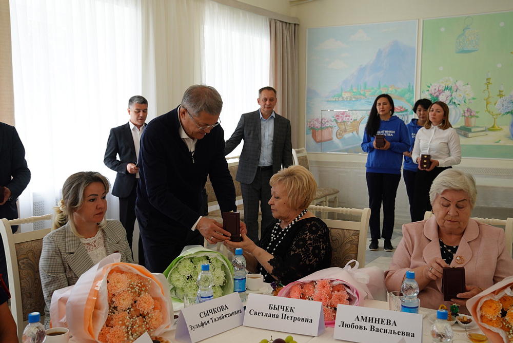 Радий Хабиров передал ордена генерала Шаймуратова семьям погибших участников СВО