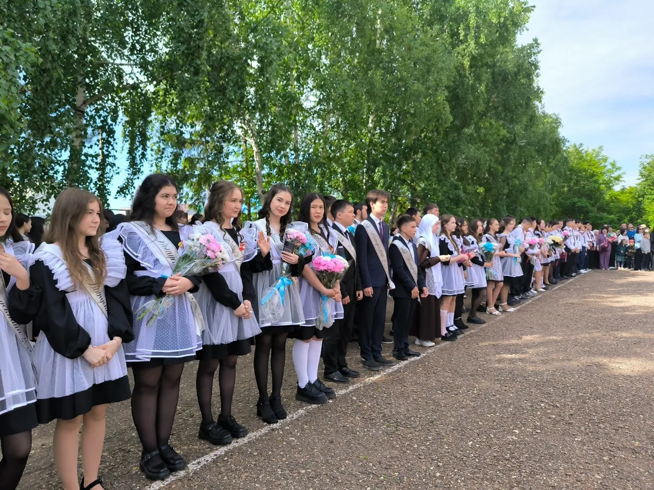 В Башкирии прозвенели последние звонки для выпускников