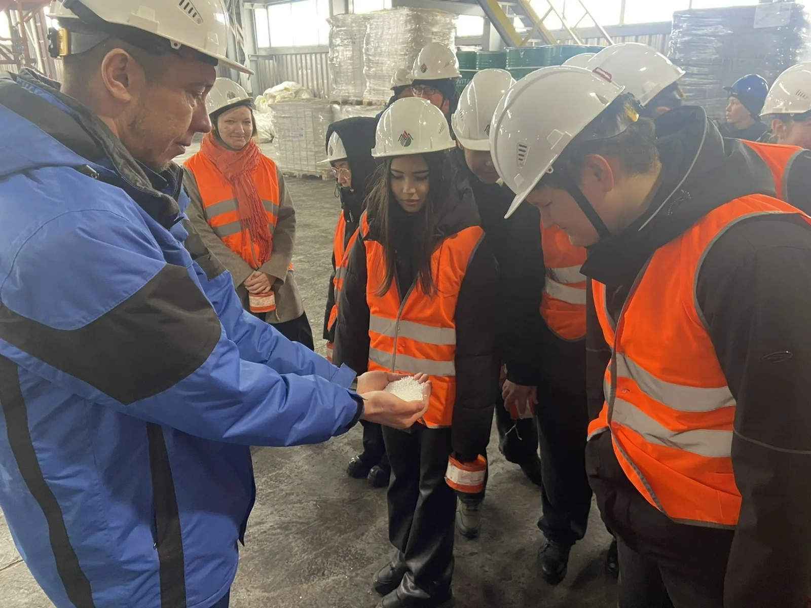 Студенты колледжа Мелеуза посетили местный химический завод