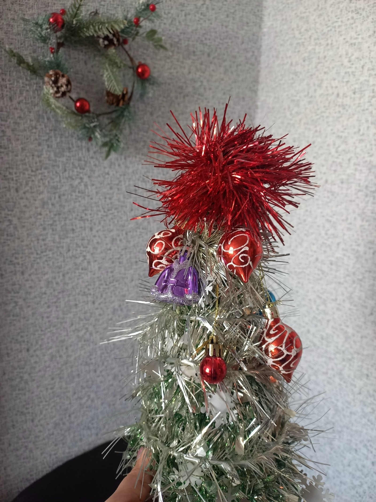 Жителям Башкирии напомнили минусы самовольной установки ёлки в подъезде