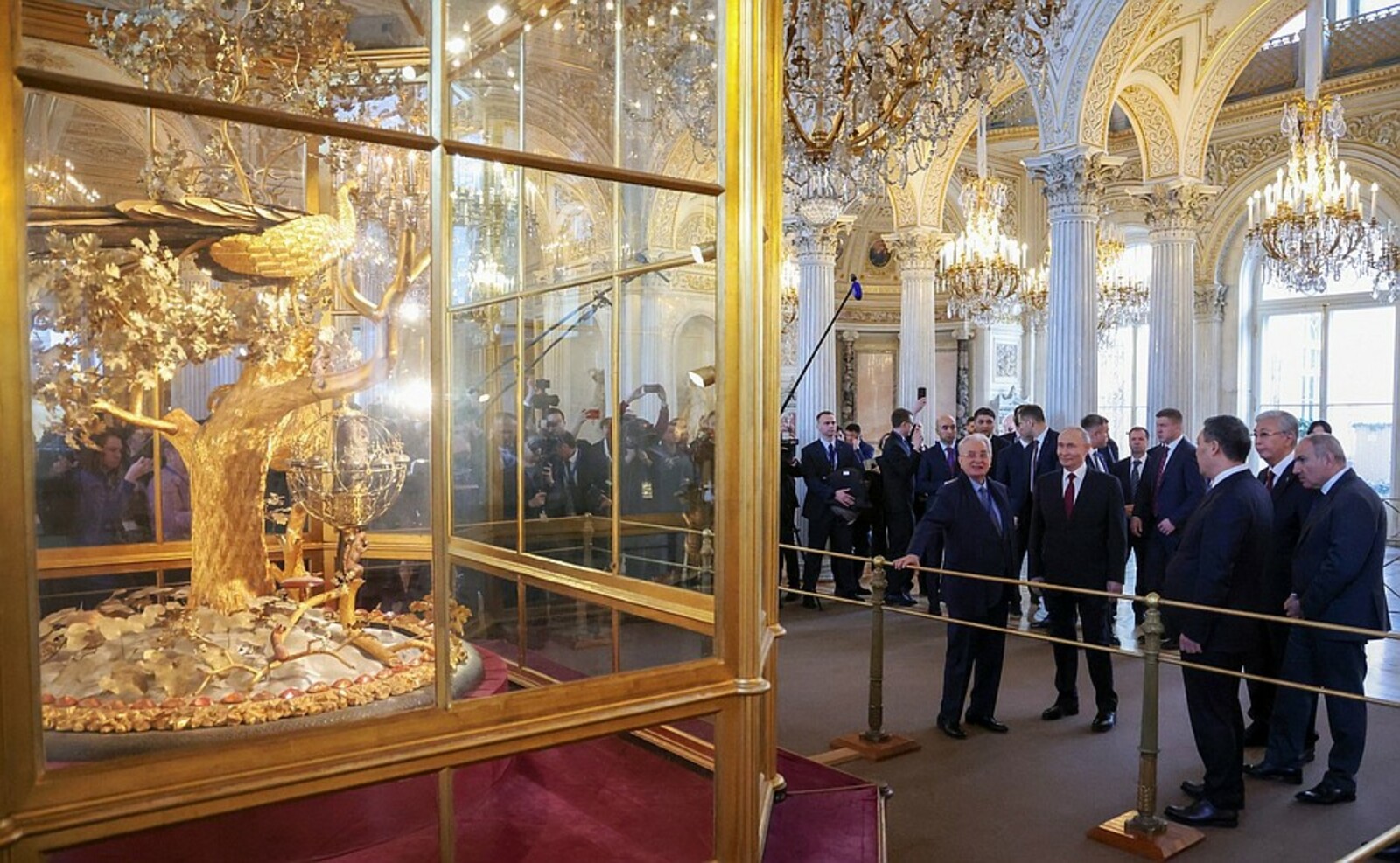 Владимир Путин вместе с главами государств - участниками СНГ посетил Эрмитаж