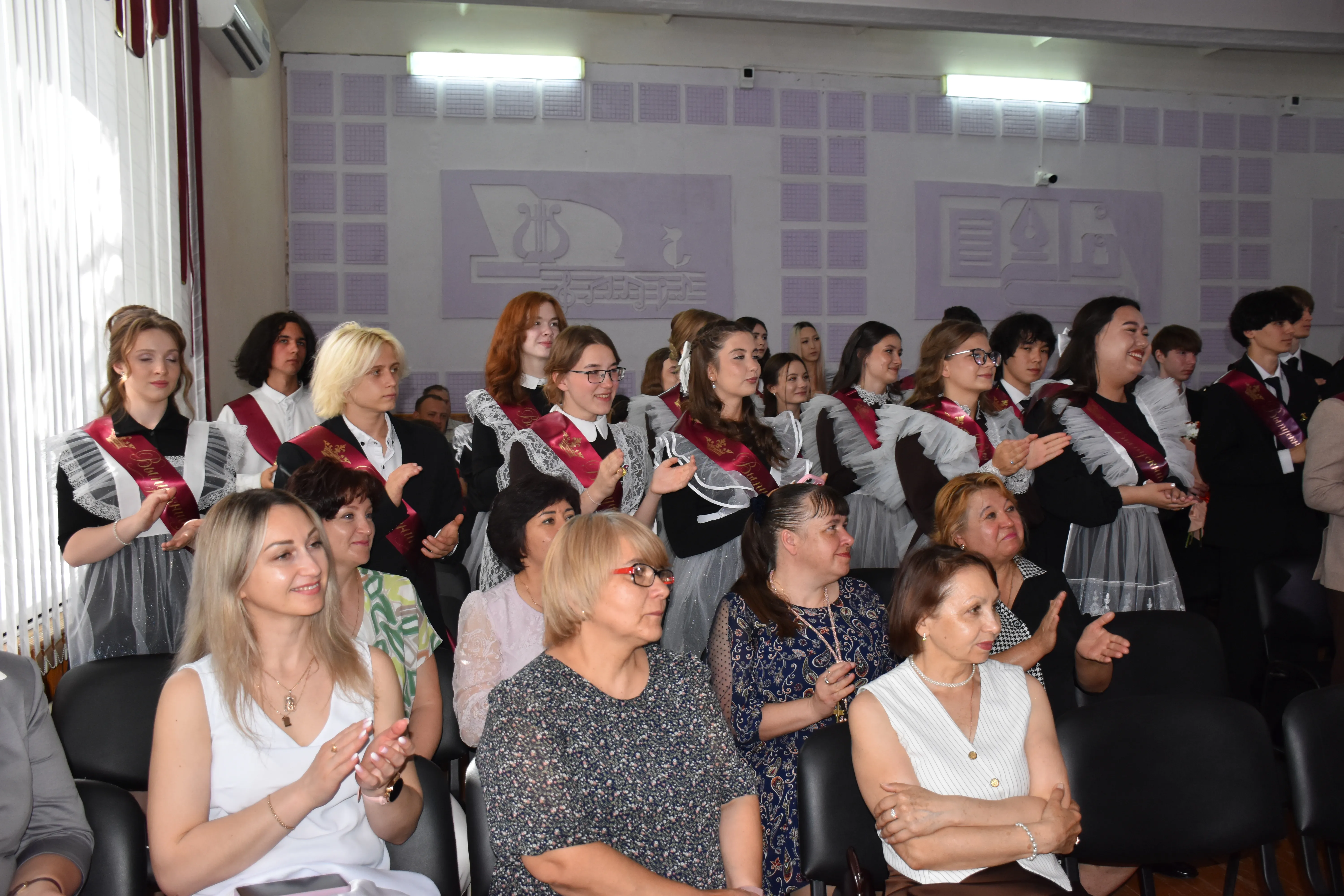 В школах Мелеуза прозвенели последние звонки