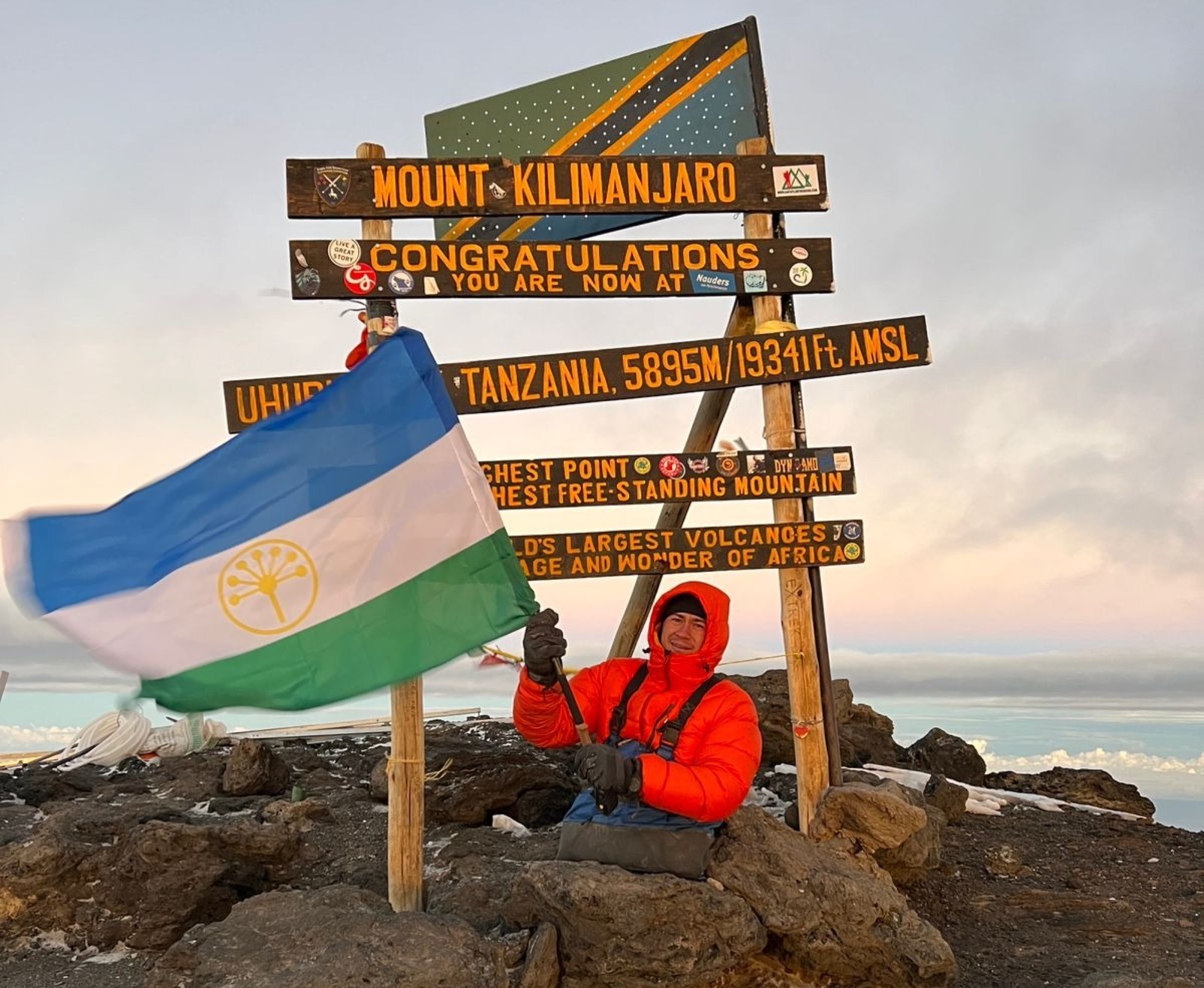 Флаг Республики Башкортостан водрузился на Килиманджаро