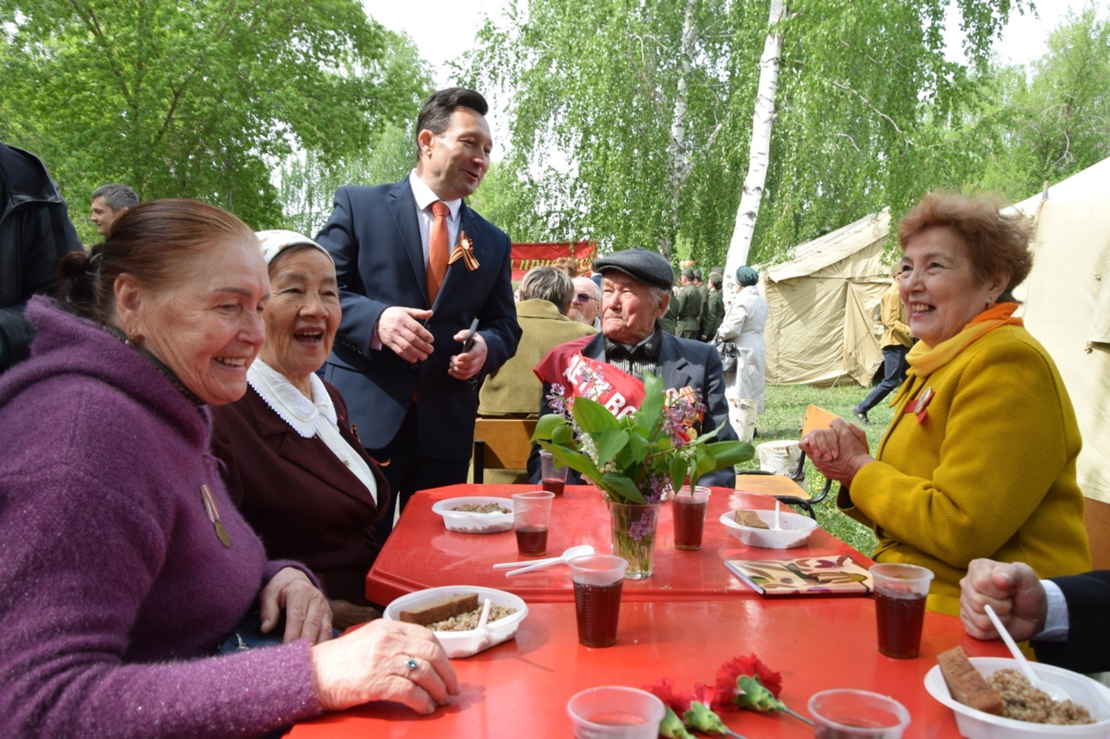 В Мелеузе на День Победы ветеранов пригласили на полевую кухню