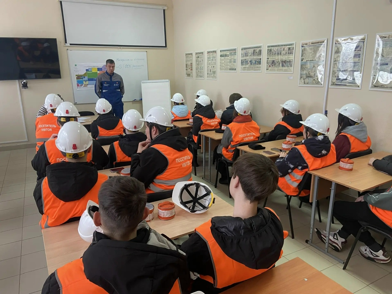 Студенты колледжа Мелеуза посетили местный химический завод