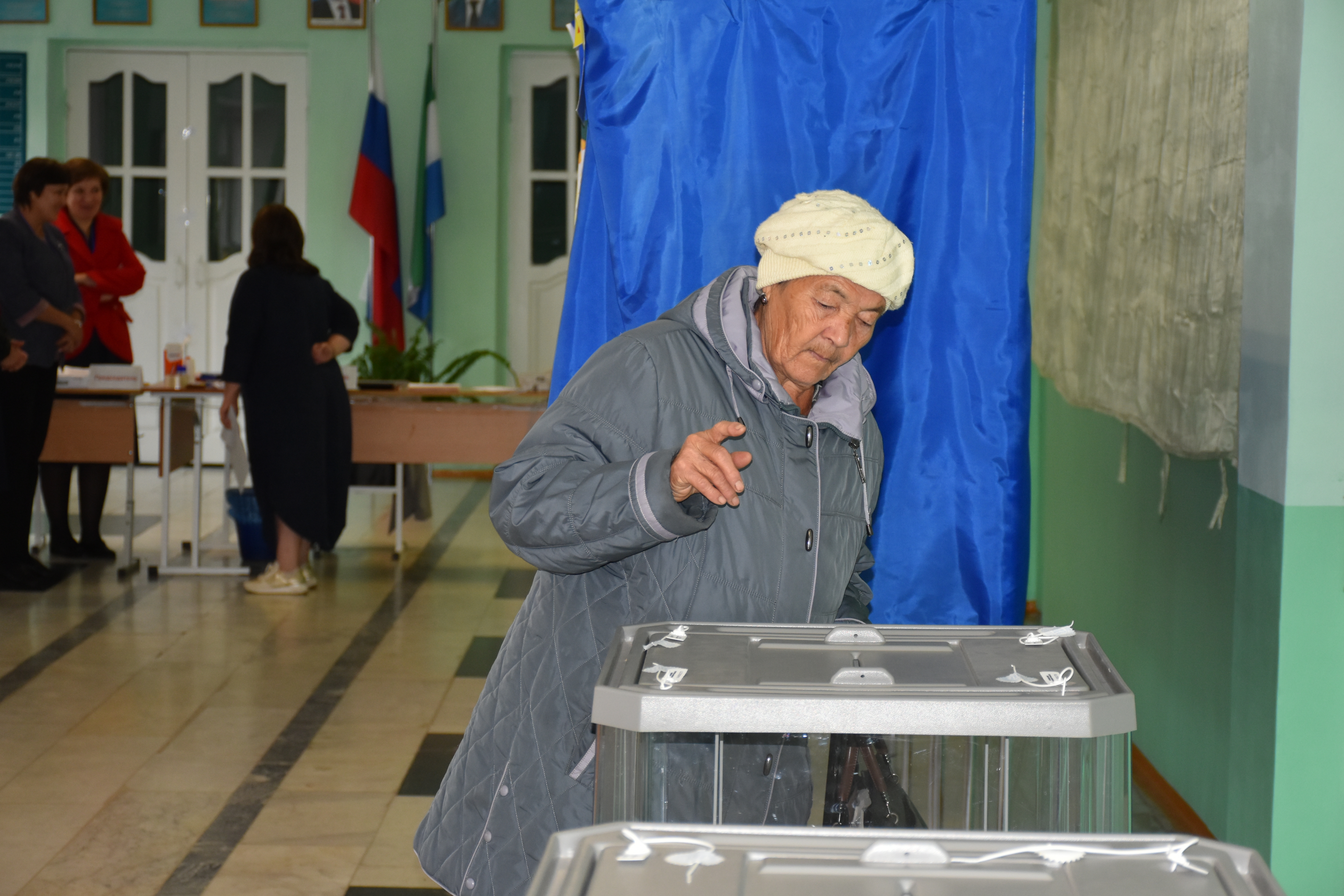 На избирательном участке №2554 в лицее №6 г. Мелеуза выборы идут в спокойной и праздничной обстановке