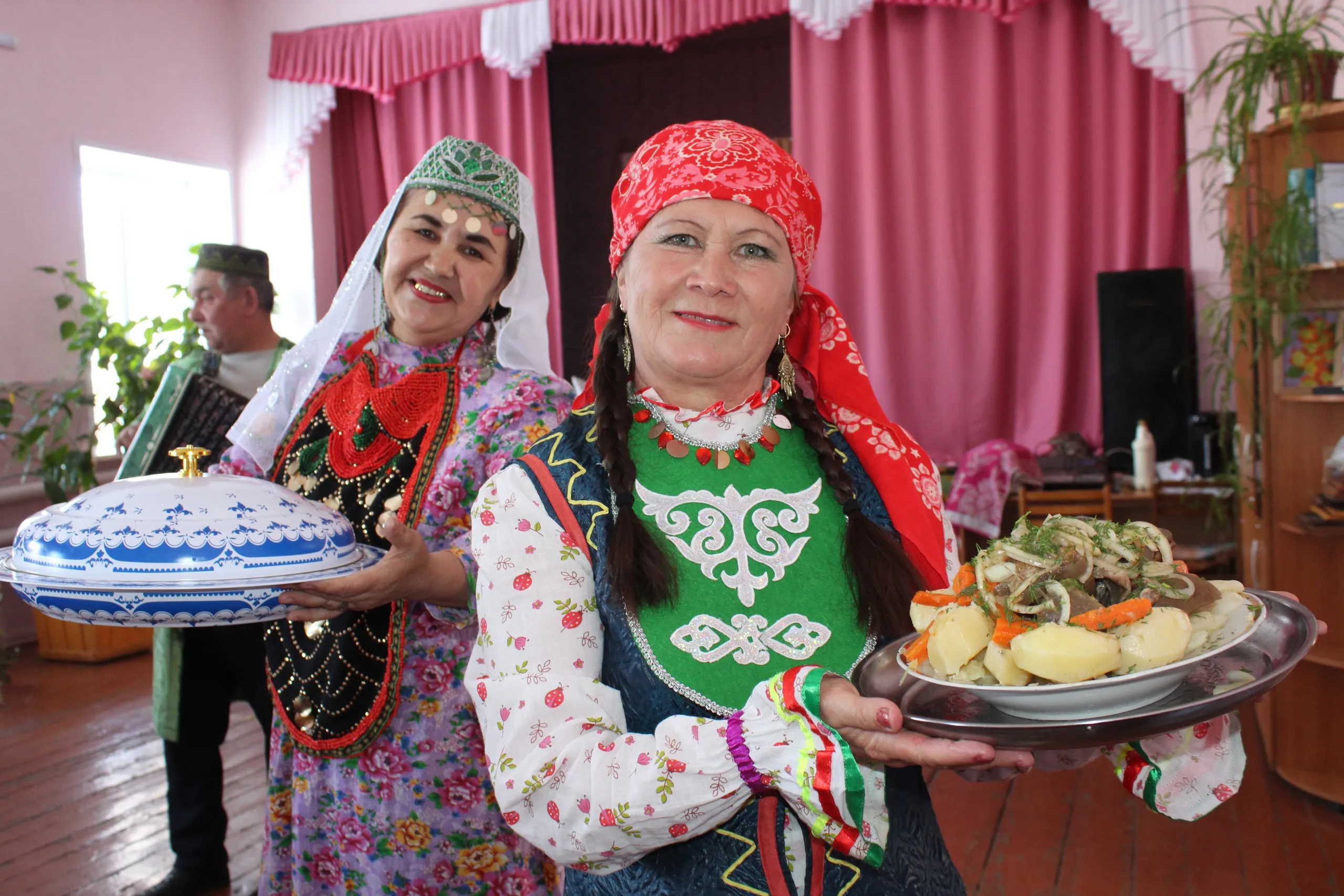 Мастерицы Мелеузовского района шьют национальные костюмы