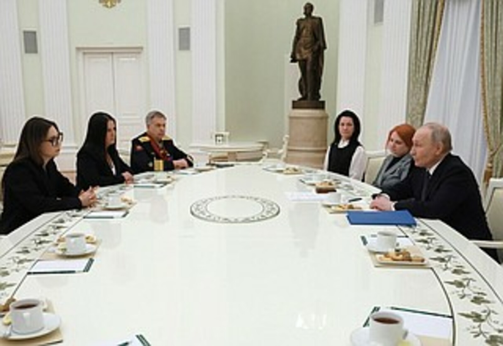 Президент провёл встречу со вдовами геройски погибших военнослужащих