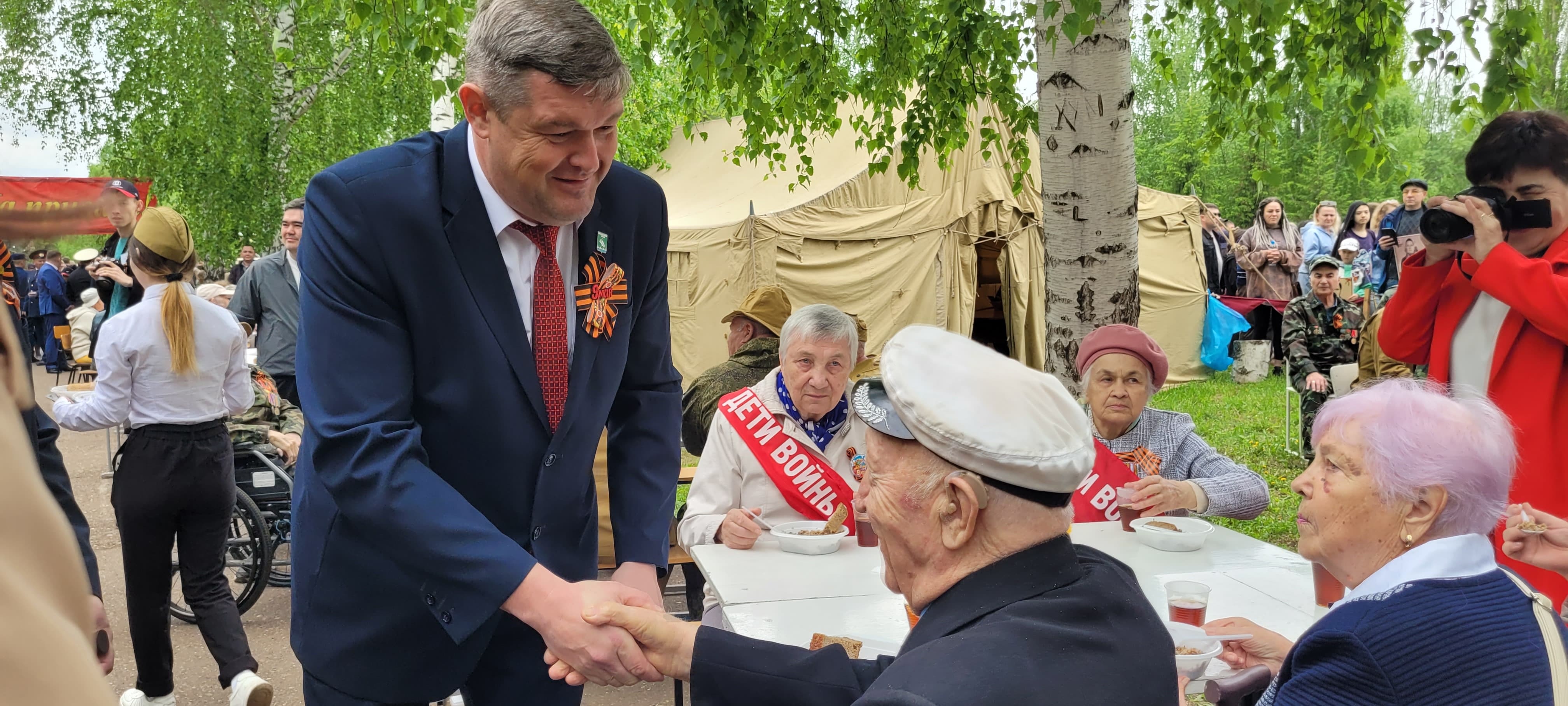 «На привале» с ветеранами: Мелеуз отметил 80-летие Победы теплом воспоминаний