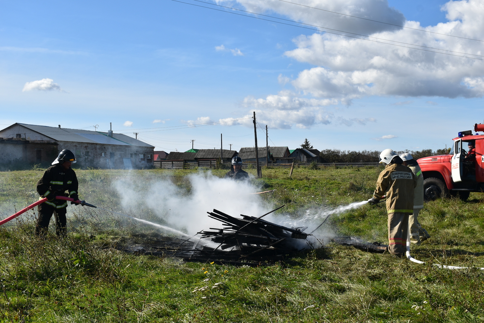 Мелеузовские пожарные предупреждают о недопустимости сжигания сухой травы