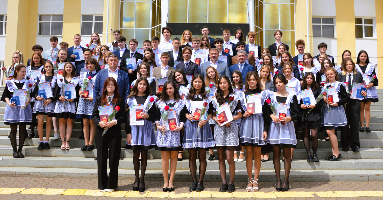 Золотой фонд Мелеуза: лучшим выпускникам вручили золотые и серебряные медали