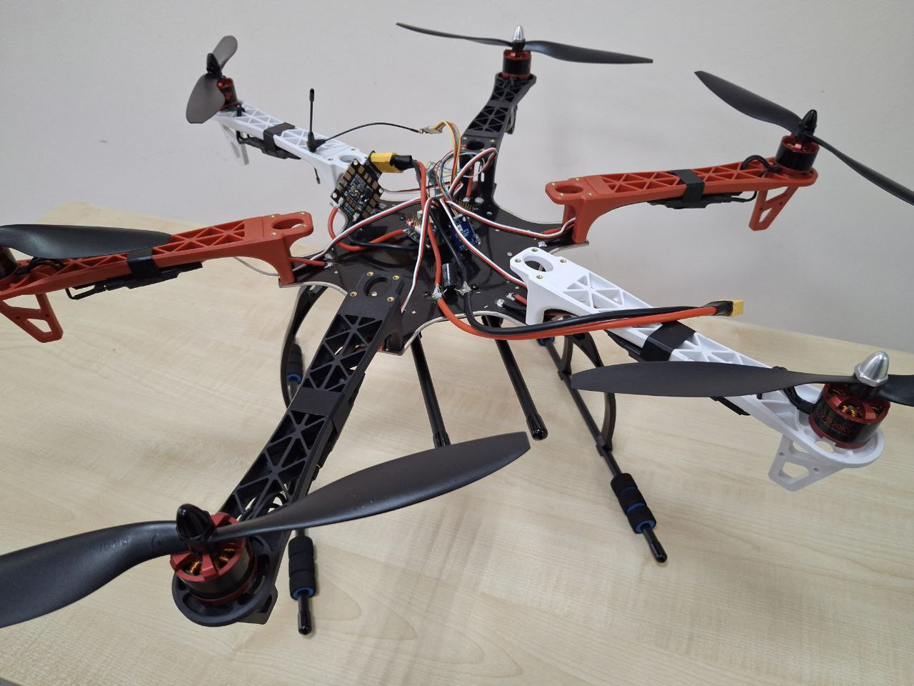 Студент вуза-резидента Межвузовского кампуса разработал дрон-распылитель для АПК