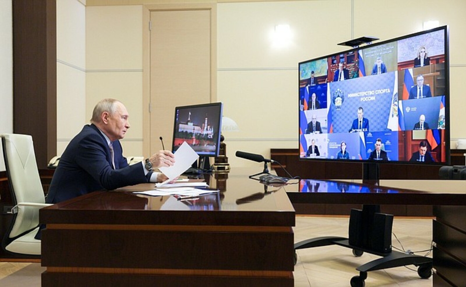 Владимир Путин провёл совещание с членами Правительства