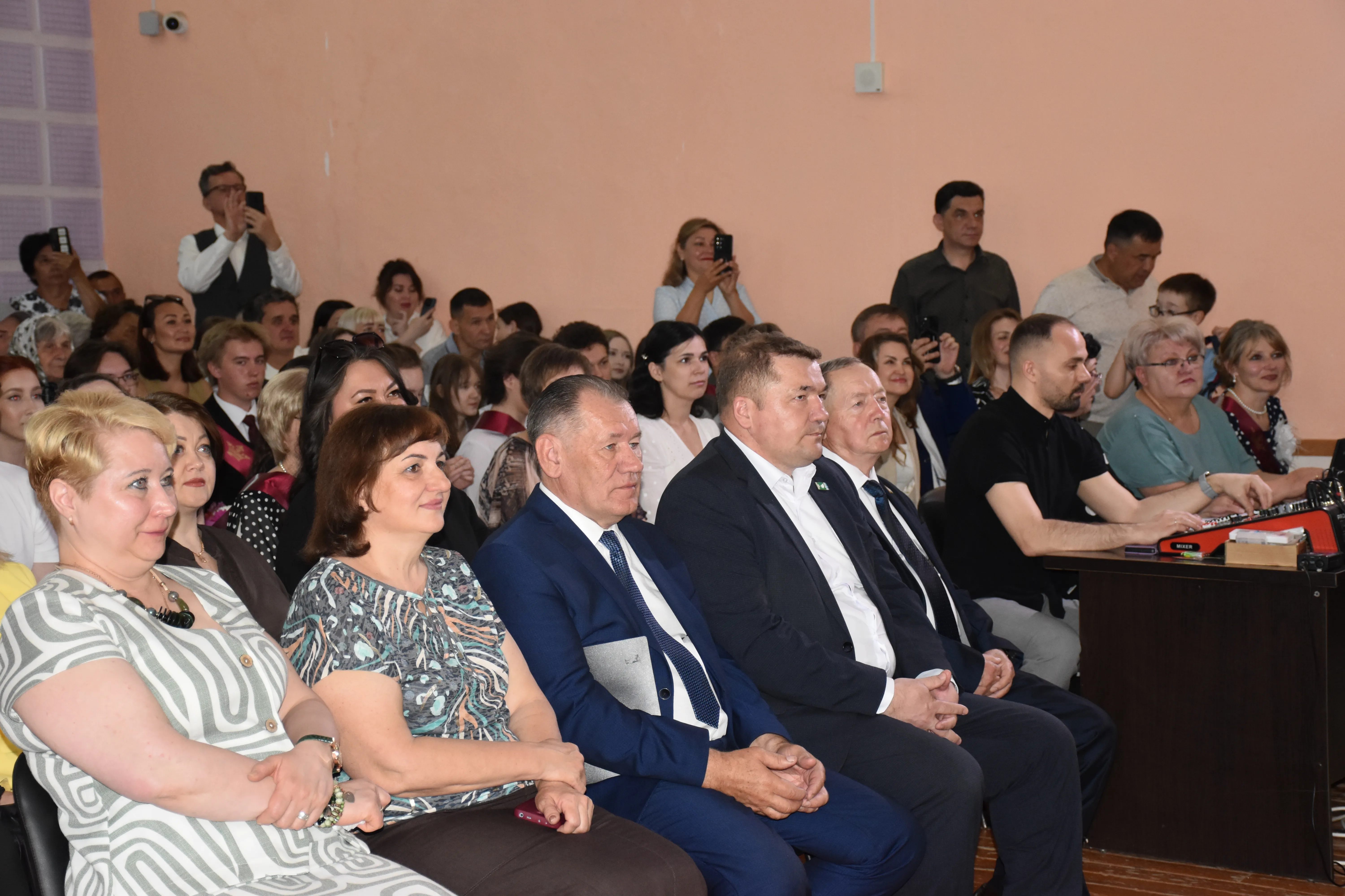 В школах Мелеуза прозвенели последние звонки