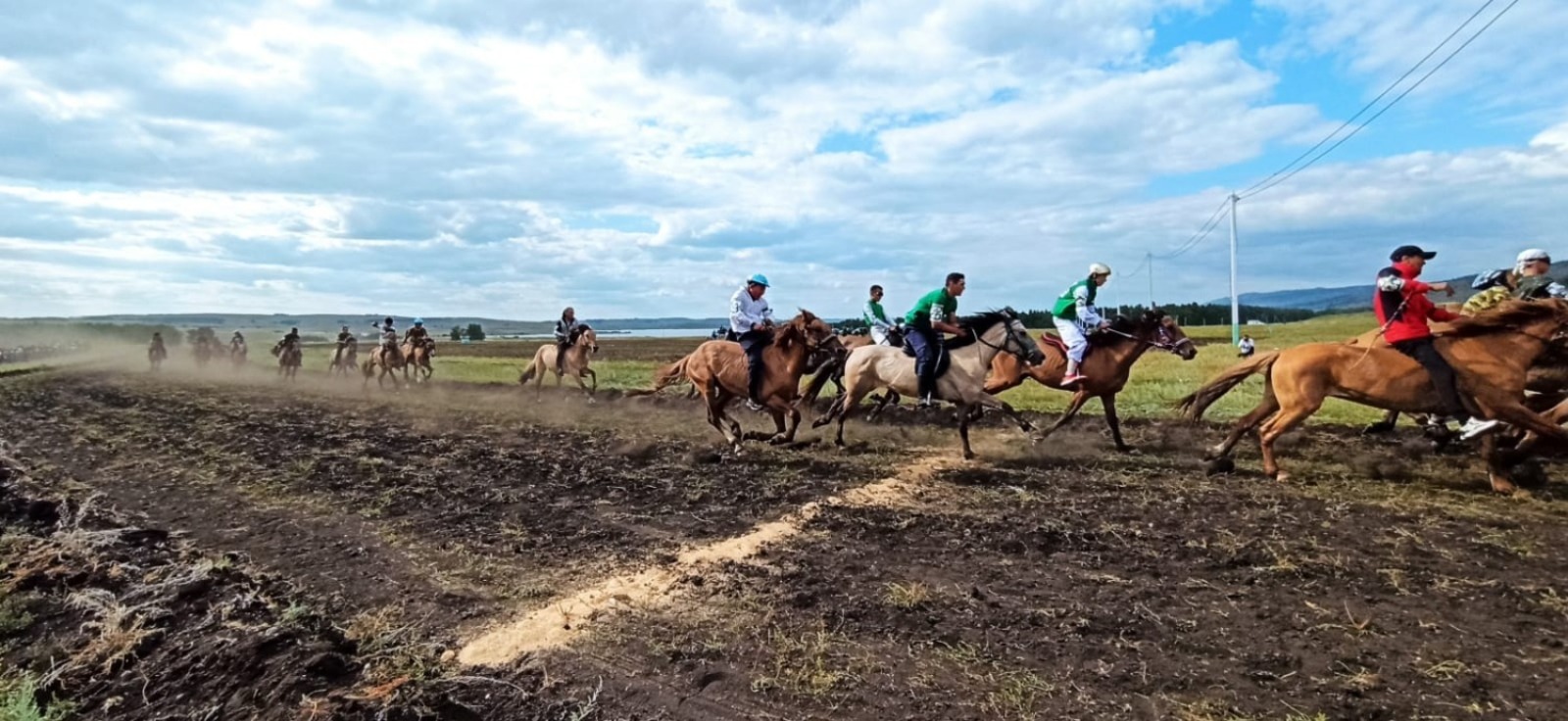 На фестивале башкирской лошади сегодня прошли игры и скачки