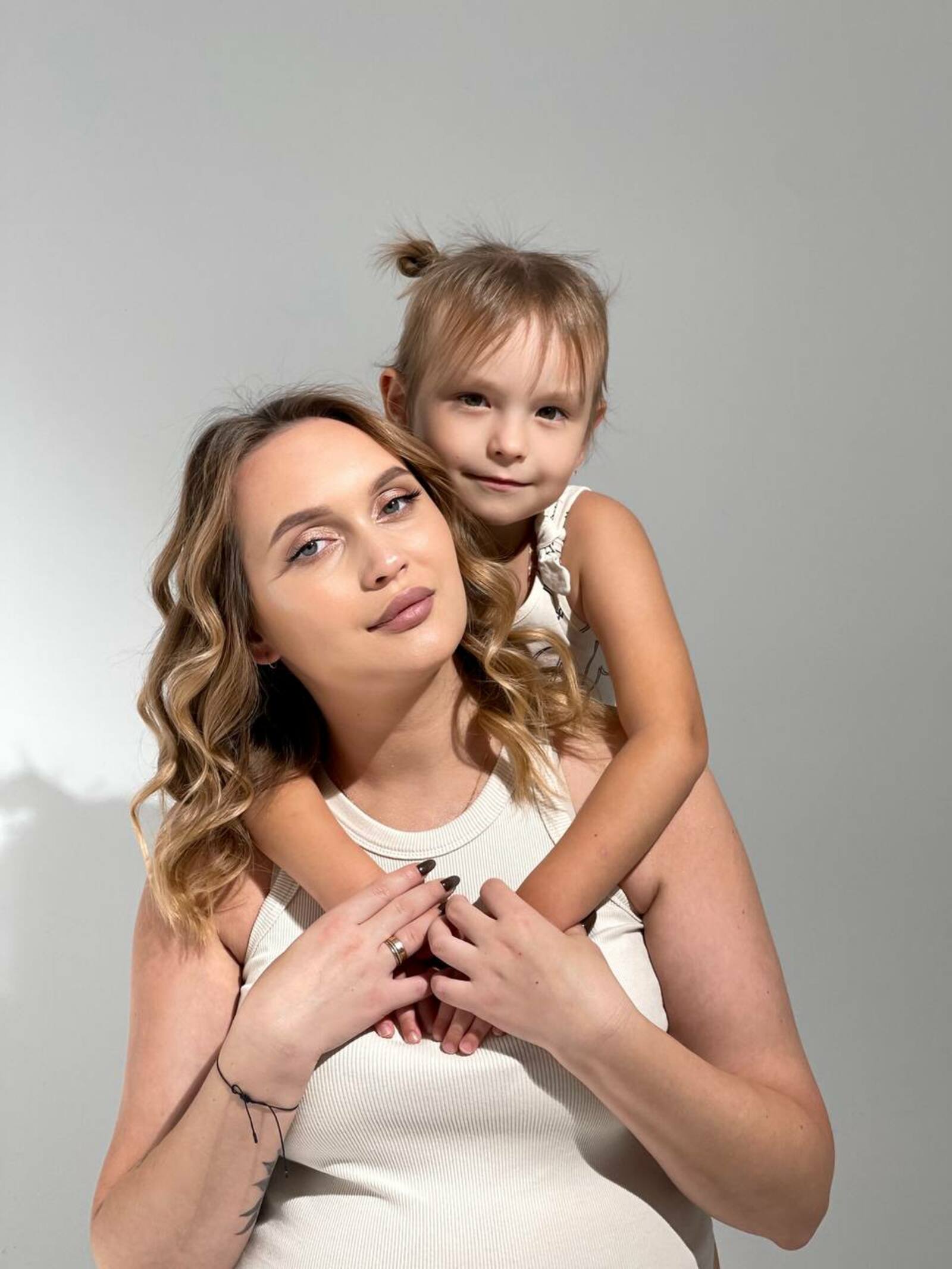 Как жена героя Анастасия бережет семейный очаг вдали от фронта