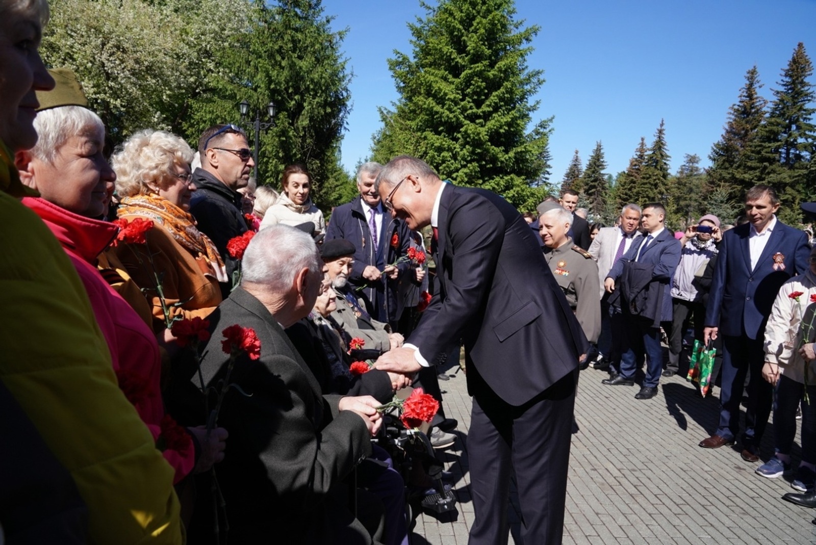 Глава Башкирии возложил цветы к памятнику труженикам тыла в Уфе