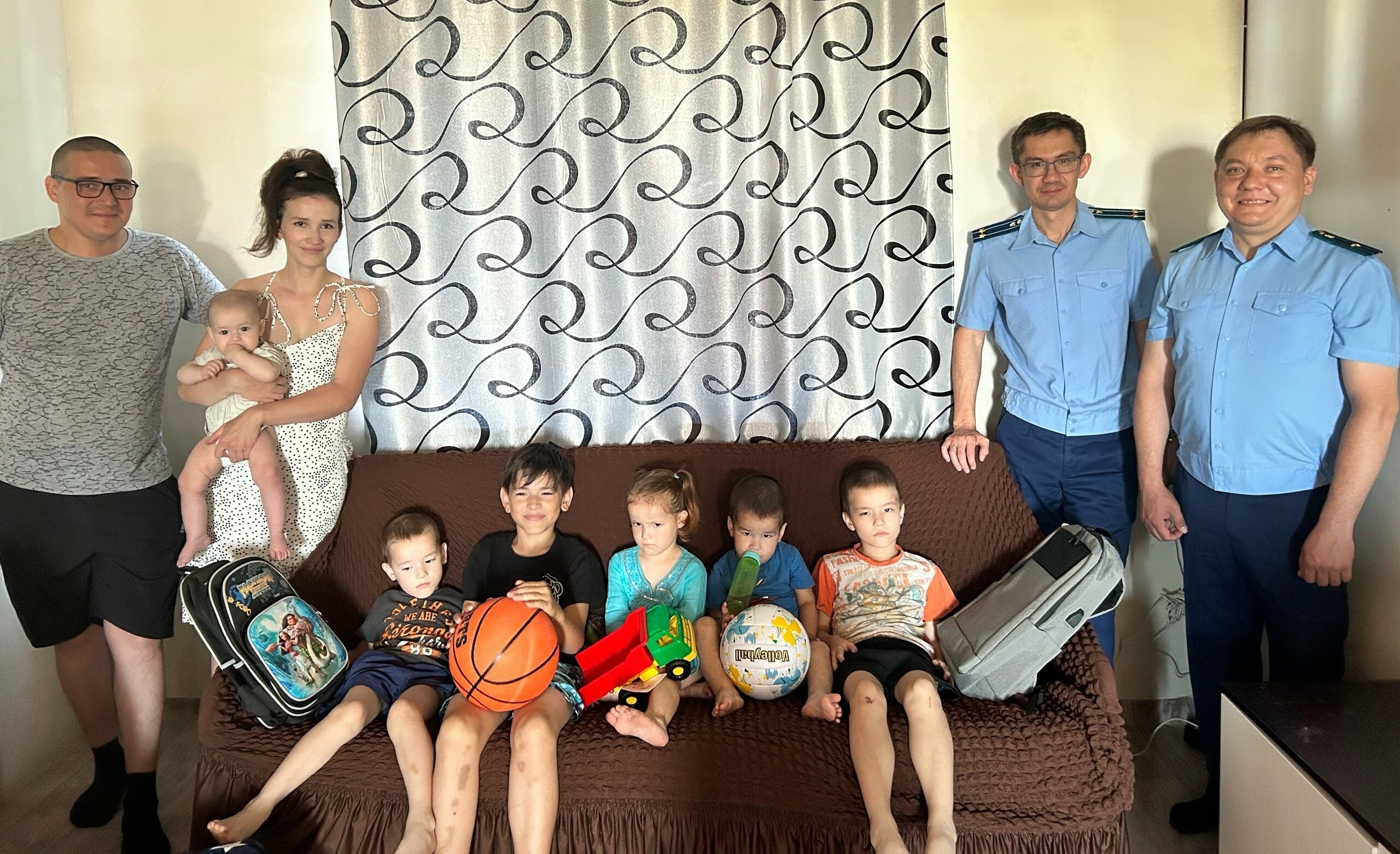 Сотрудники Мелеузовской прокуратуры посетили многодетную семью накануне 1 июня