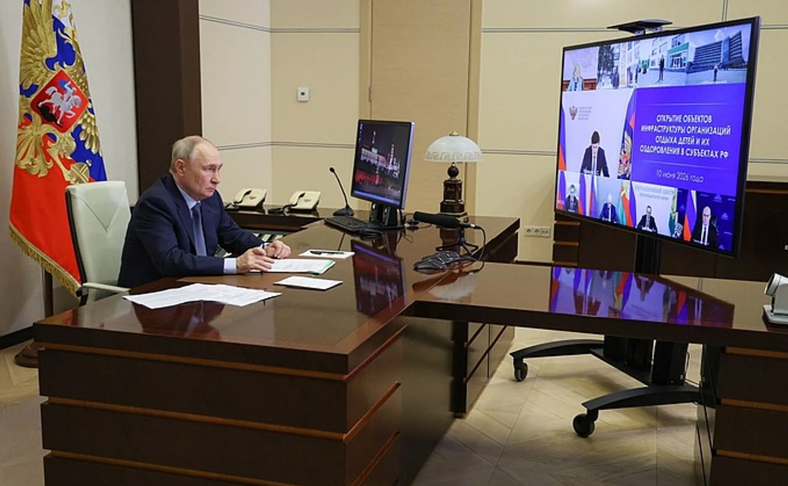 Владимир Путин провёл совещание с членами Правительства
