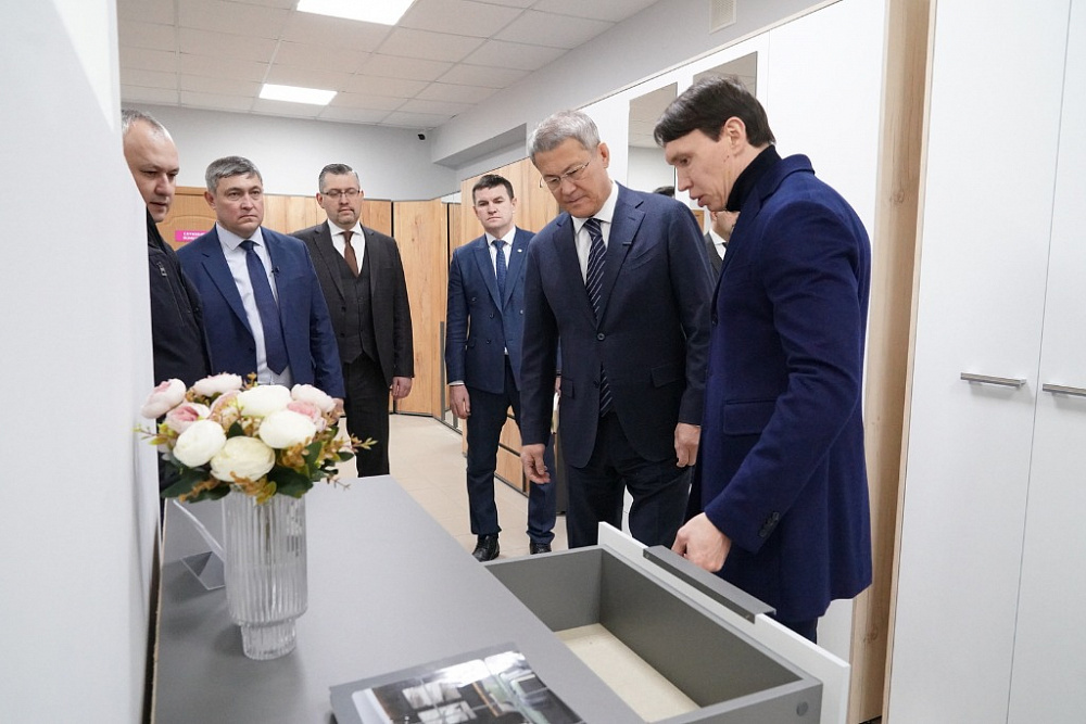 Хабиров посетил предприятия мебельного кластера Башкирии