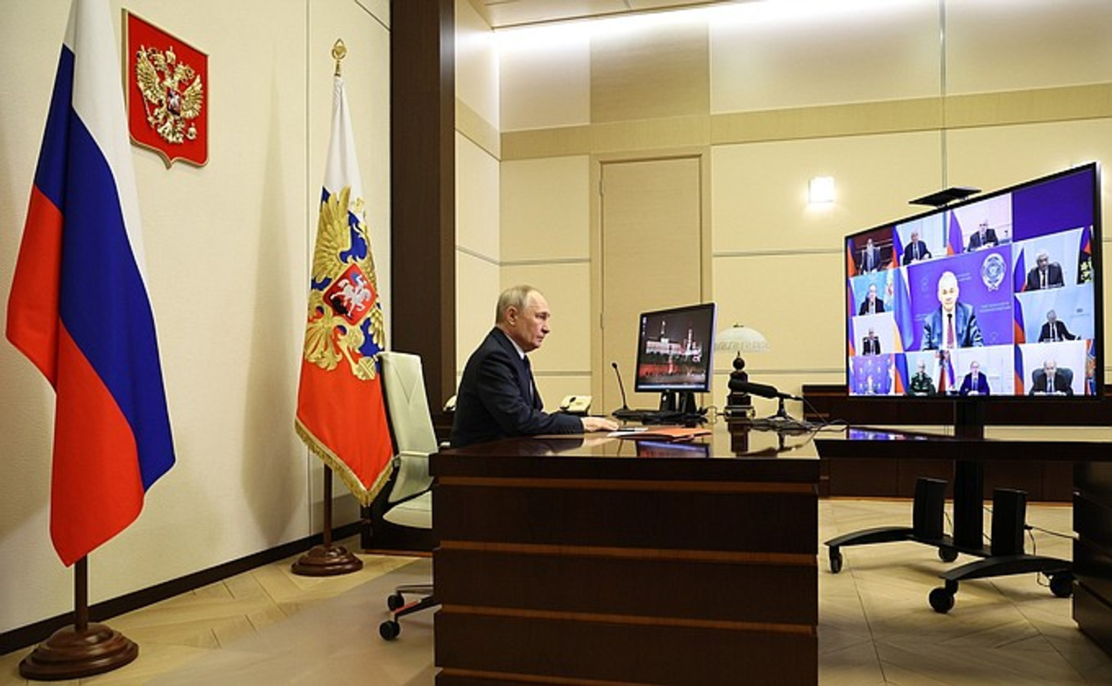 Владимир Путин провёл совещание с постоянными членами Совета Безопасности