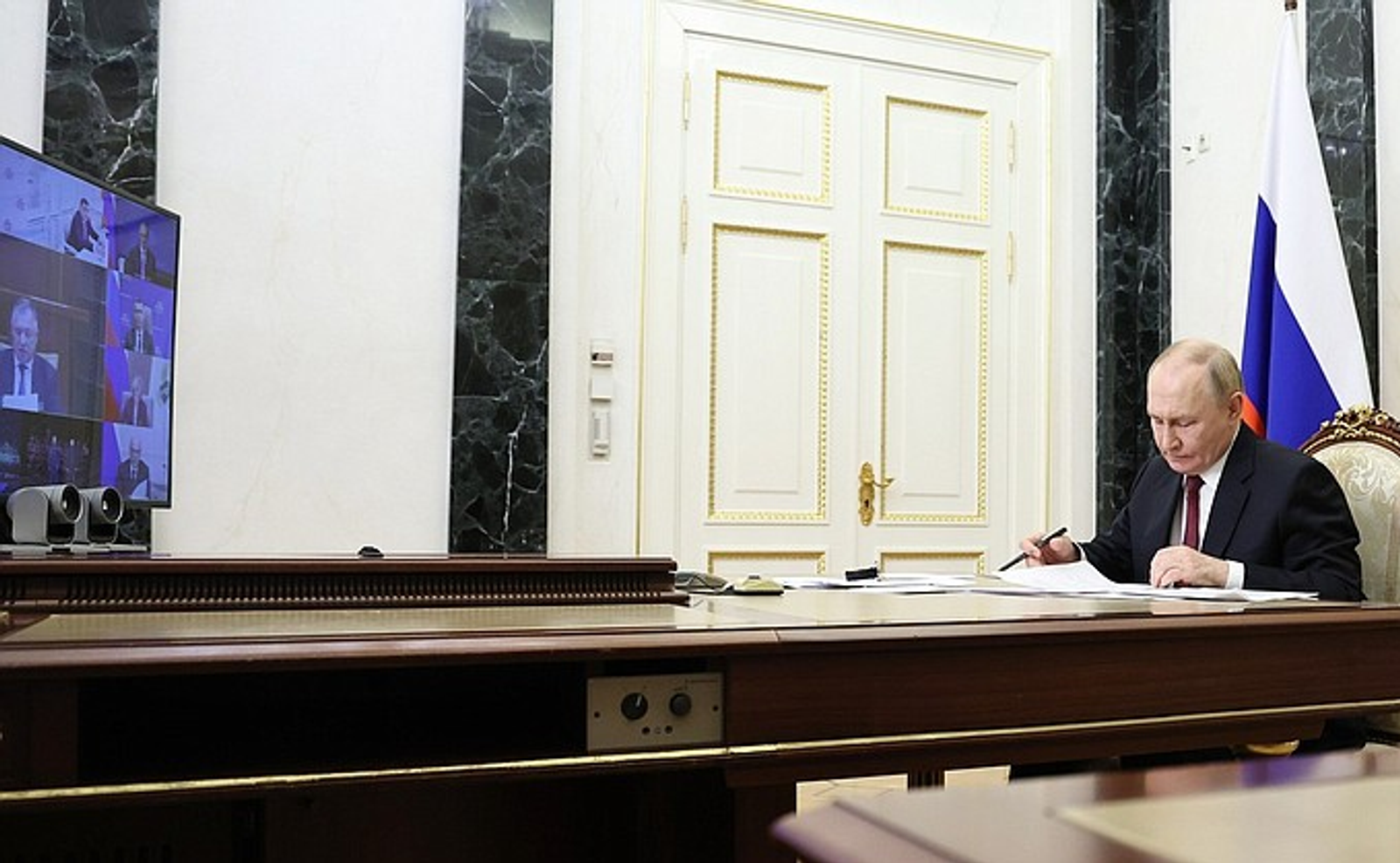 Владимир Путин провёл совещание с членами Правительства