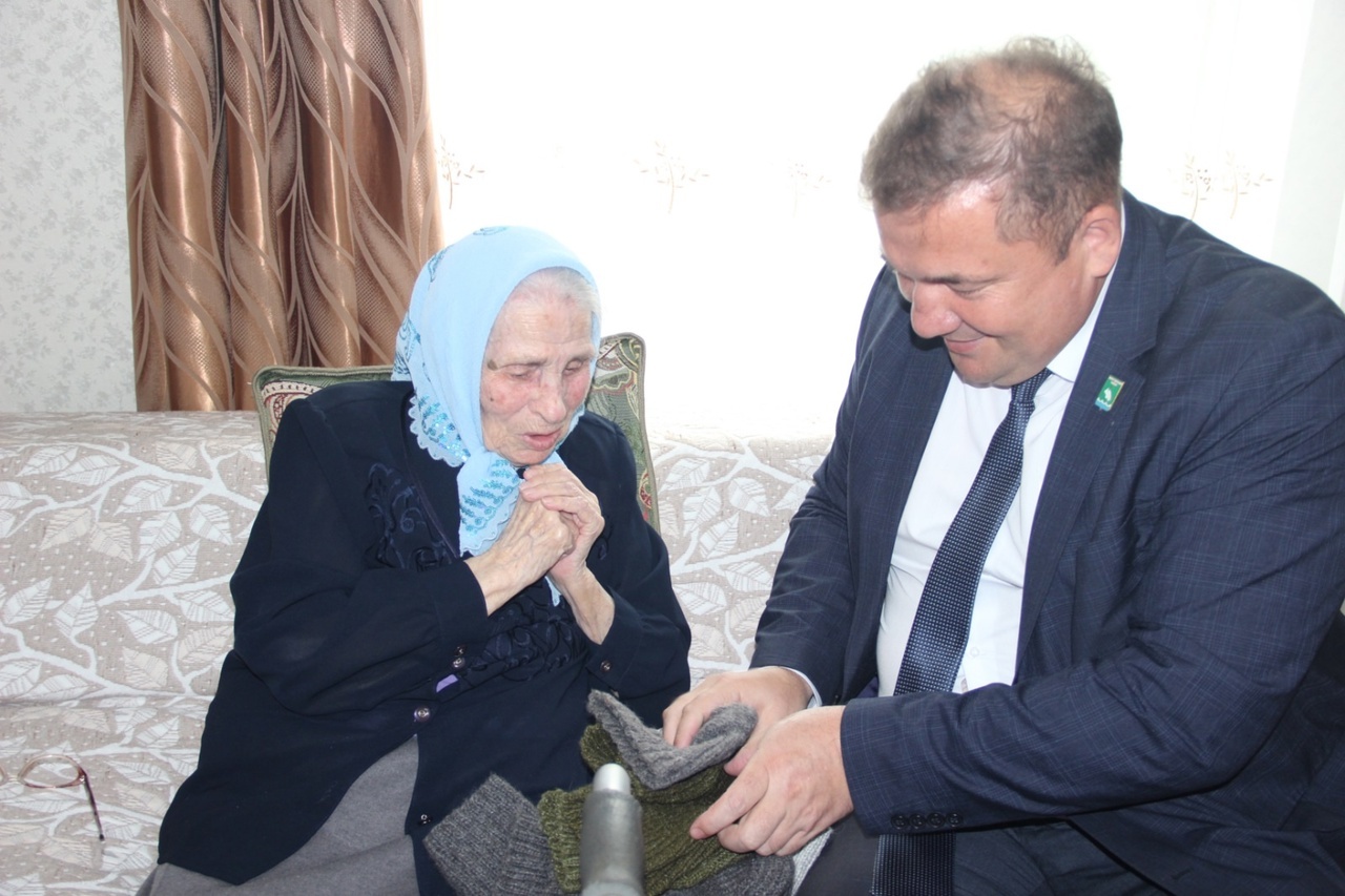 В Мелеузе Башкирии почётный волонтёр СВО отмечает 99-летие