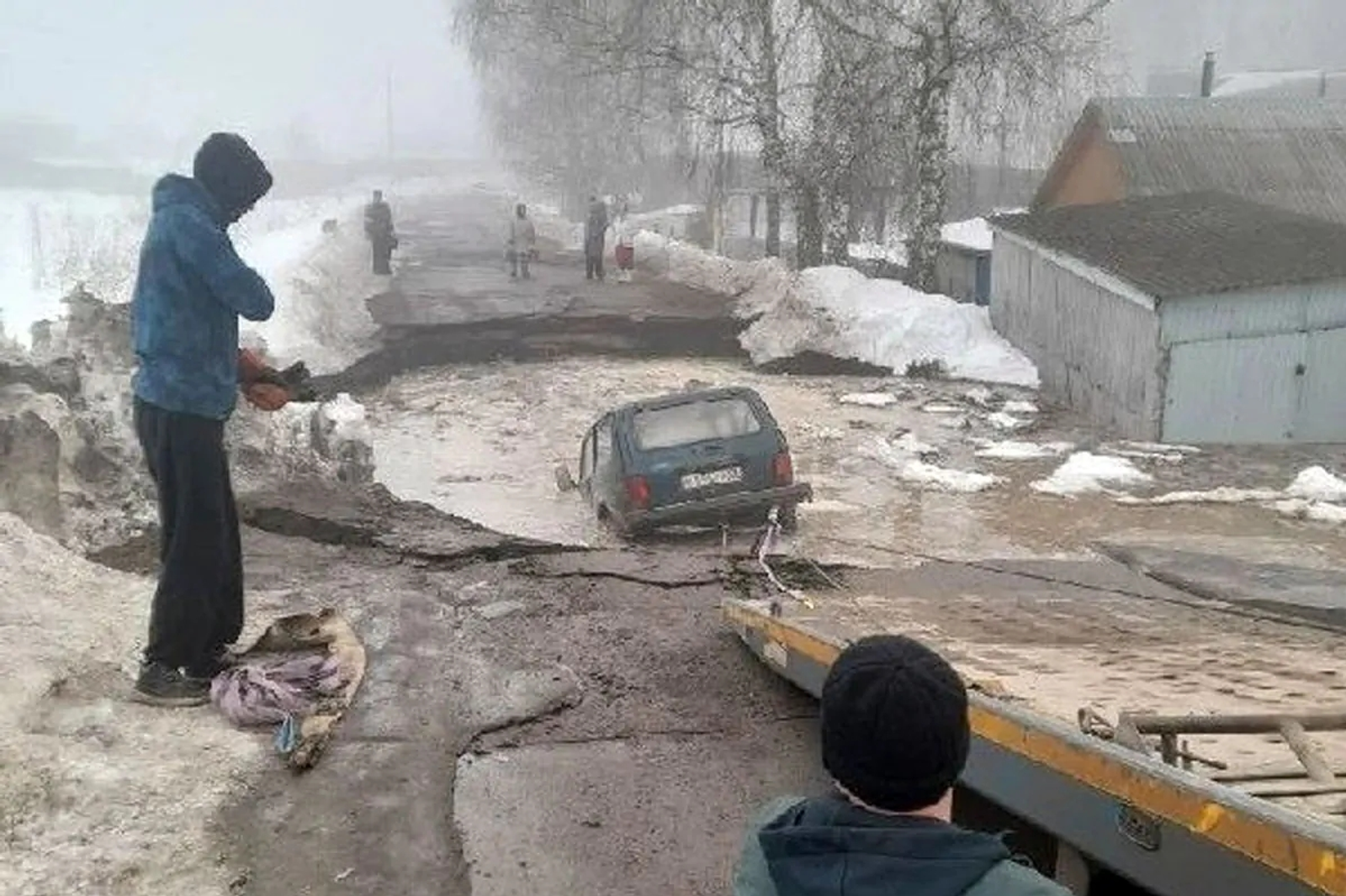 В Башкирии карстовый провал на дороге утянул за собой внедорожник