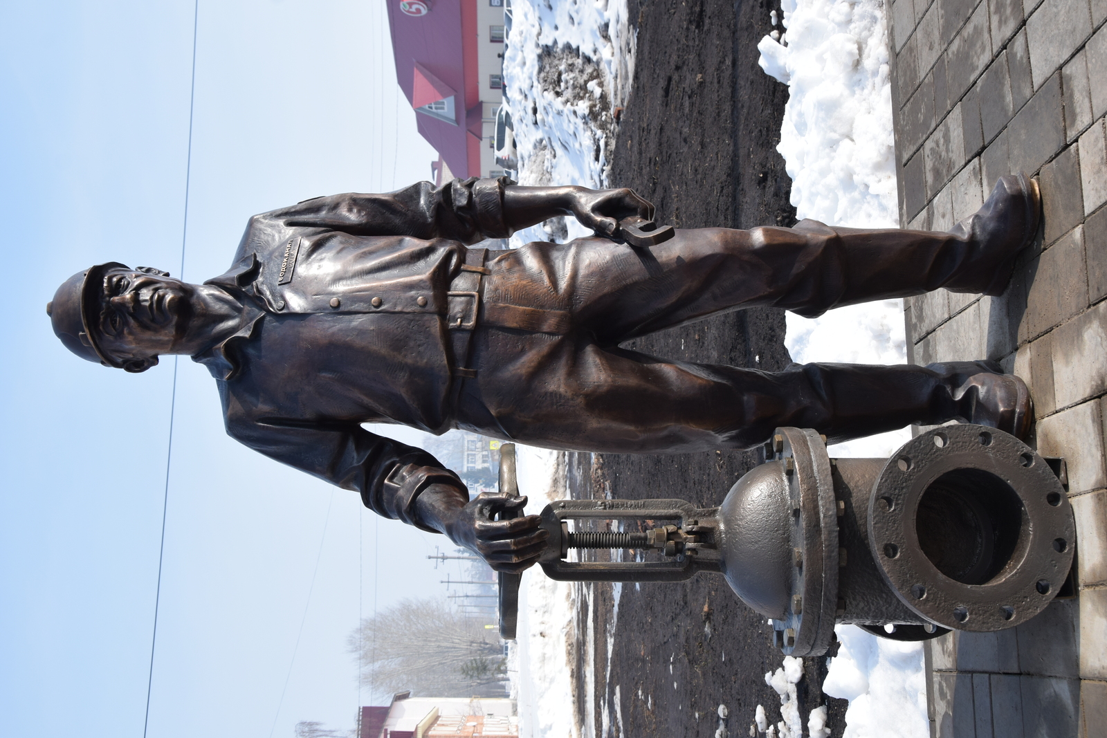 В Мелеузе Башкирии открыли памятник работнику ЖКХ