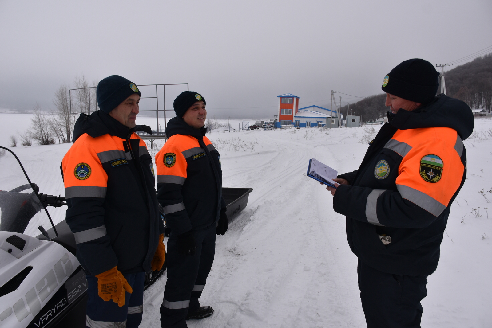 Спасатели профессиональный праздник встречают на новой базе на берегу Нугуша