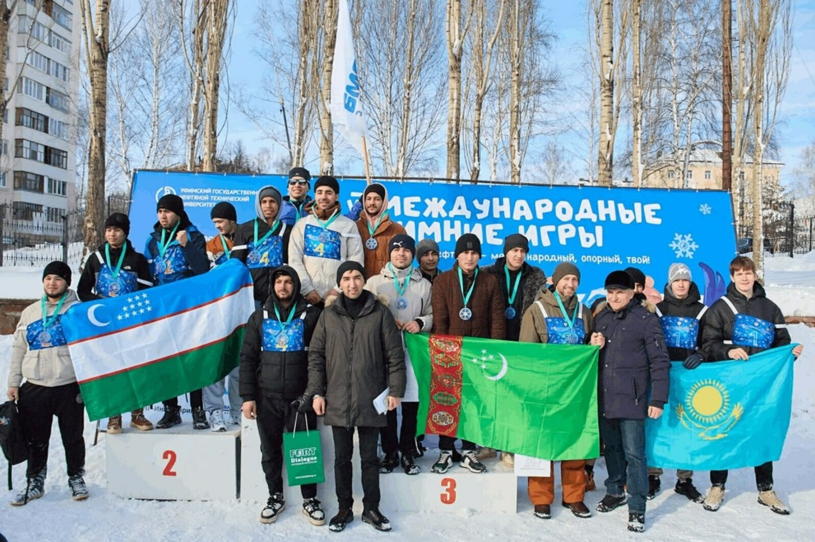 В Уфе на зимних играх в забеге на надувных лыжах победила команда Египта