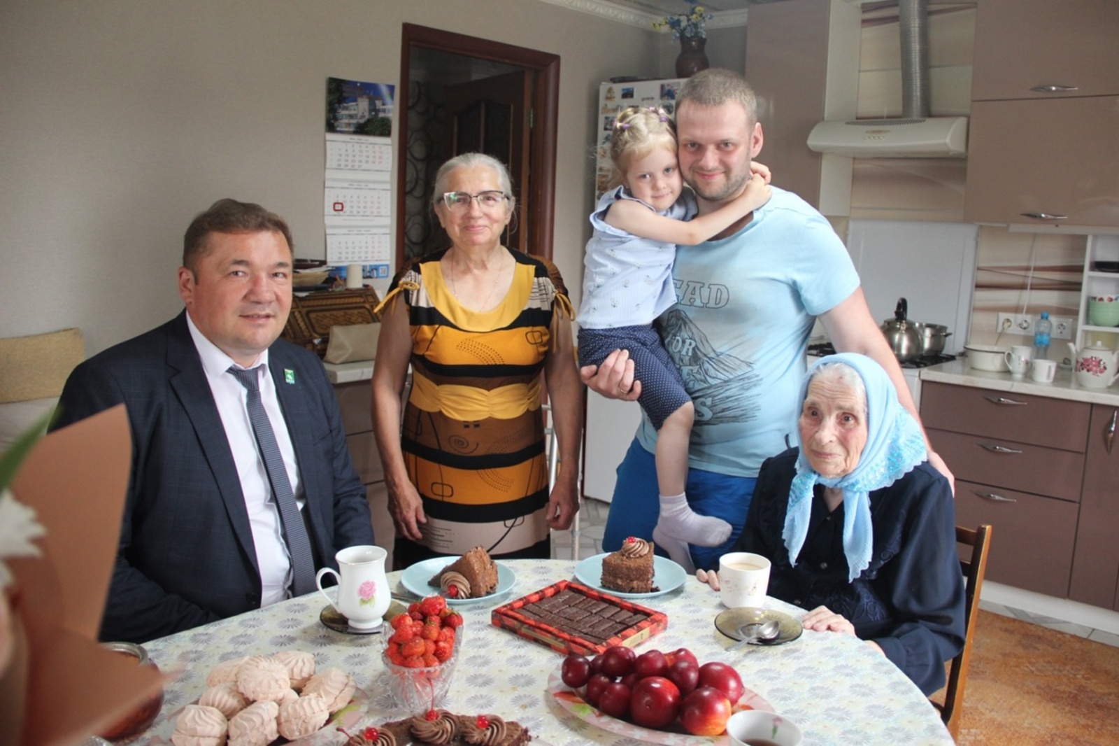 В Мелеузе Башкирии почётный волонтёр СВО отмечает 99-летие