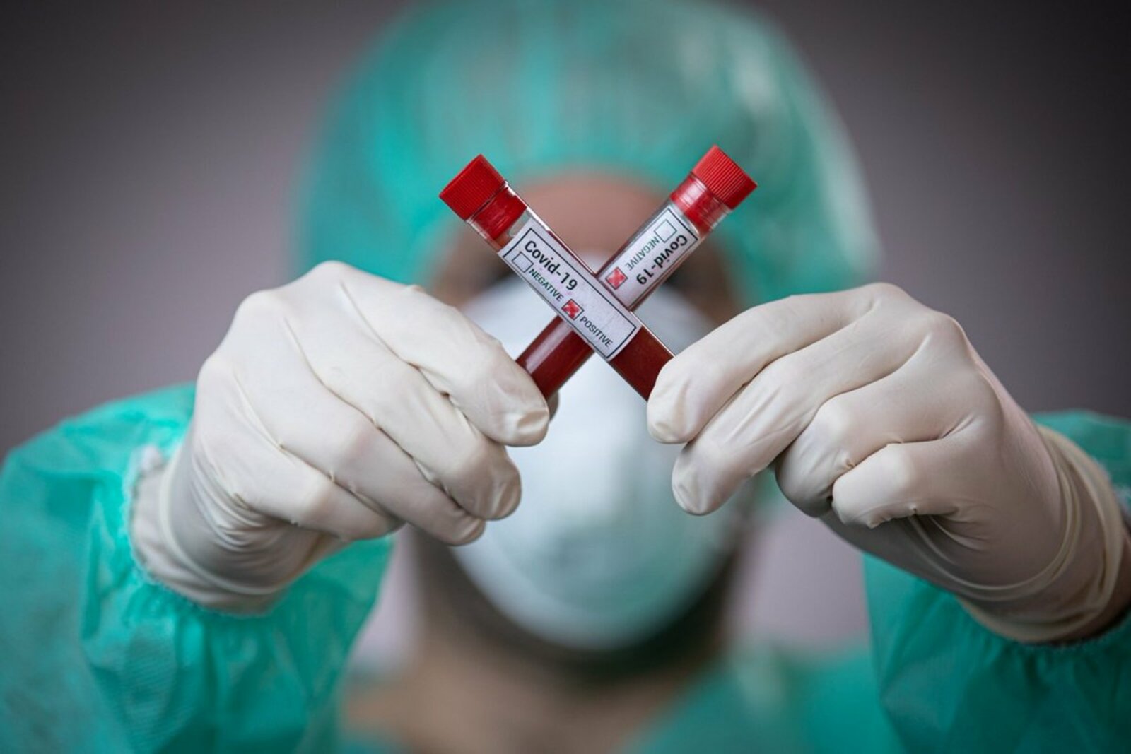 Вакцинация снижает риск тяжёлого течения КОВИД, считают учёные