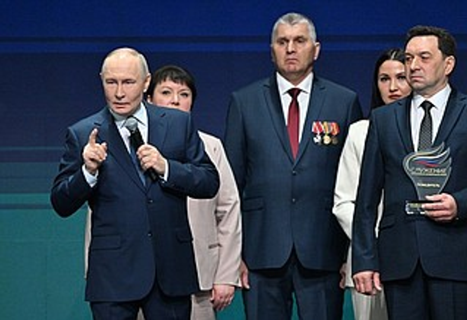 Владимир Путин вручил всероссийскую муниципальную премию «Служение»