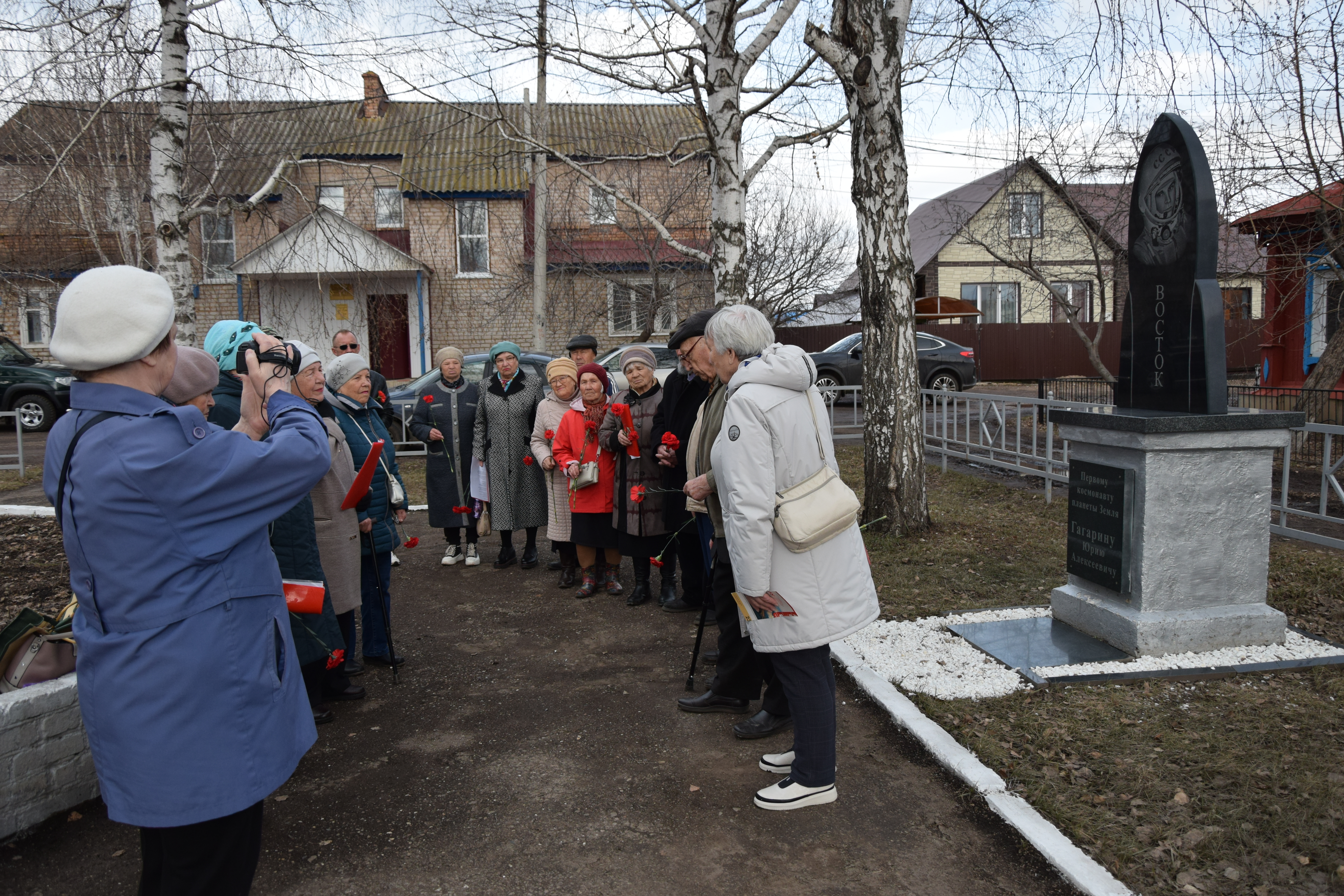 Дети войны г. Мелеуза возложили цветы к памятнику Ю. Гагарину