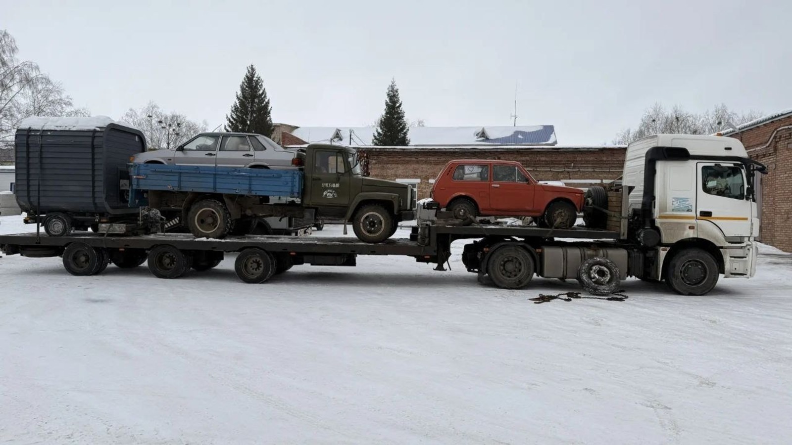 Из Мелеузовского района в зону СВО доставили баню на прицепе и автомобили